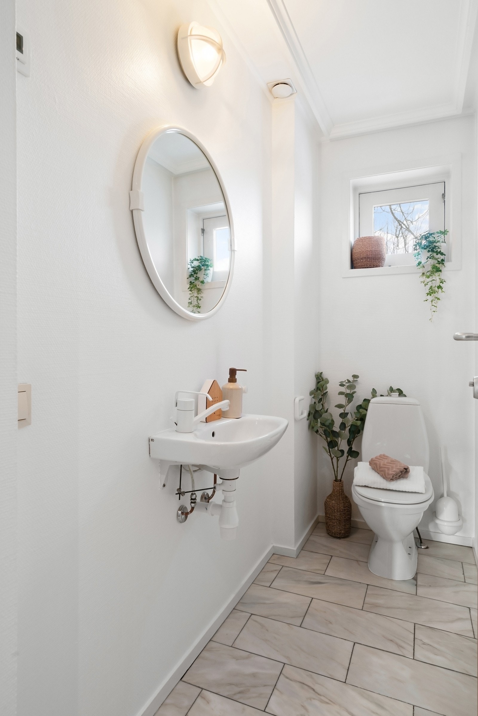 I hovedetasjen finnes også et gjestetoalett ved inngangspartiet.