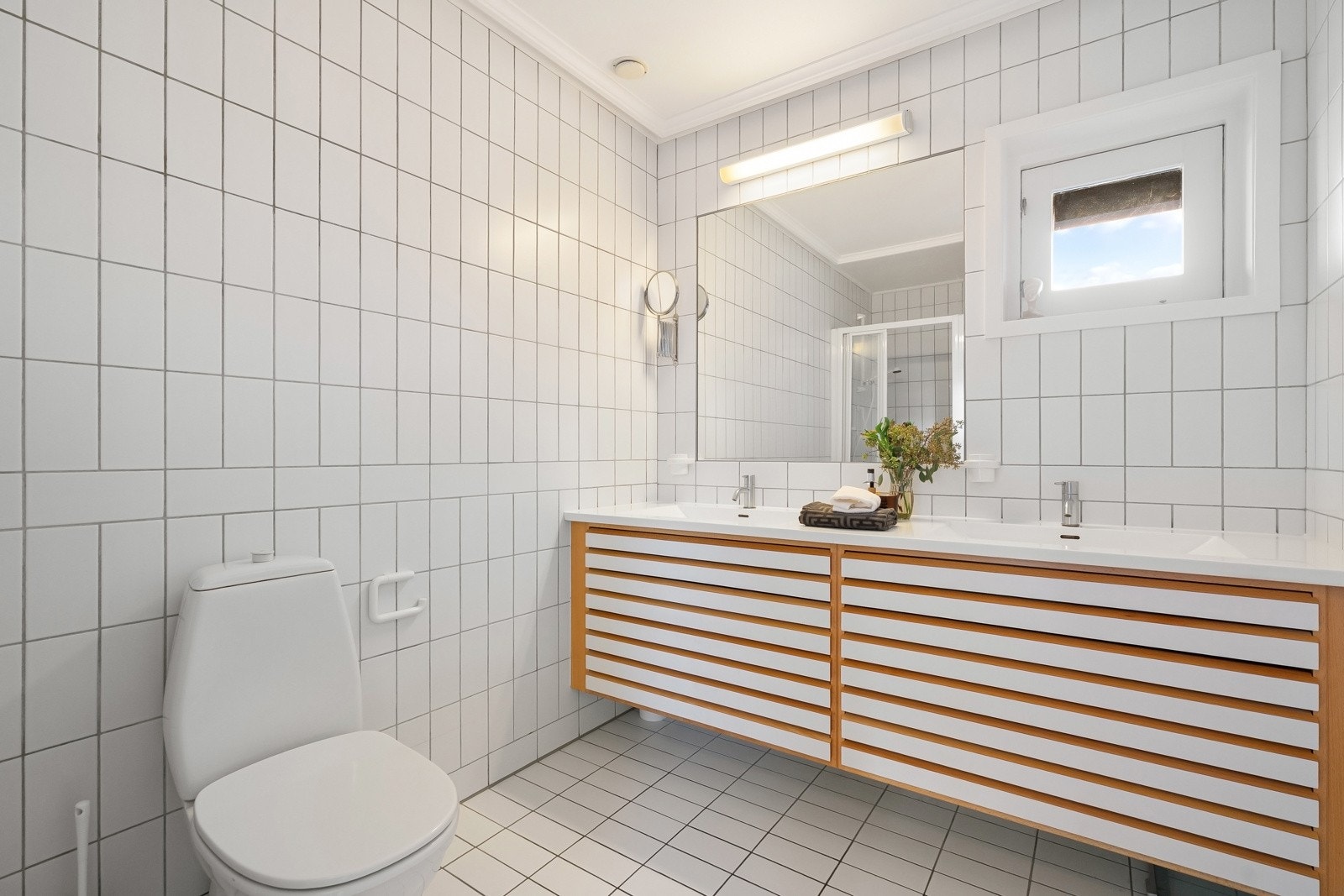 På hovedbadet er det montert nyere innredning fra Unoform, som har gitt et stilrent og tidløst uttrykk.