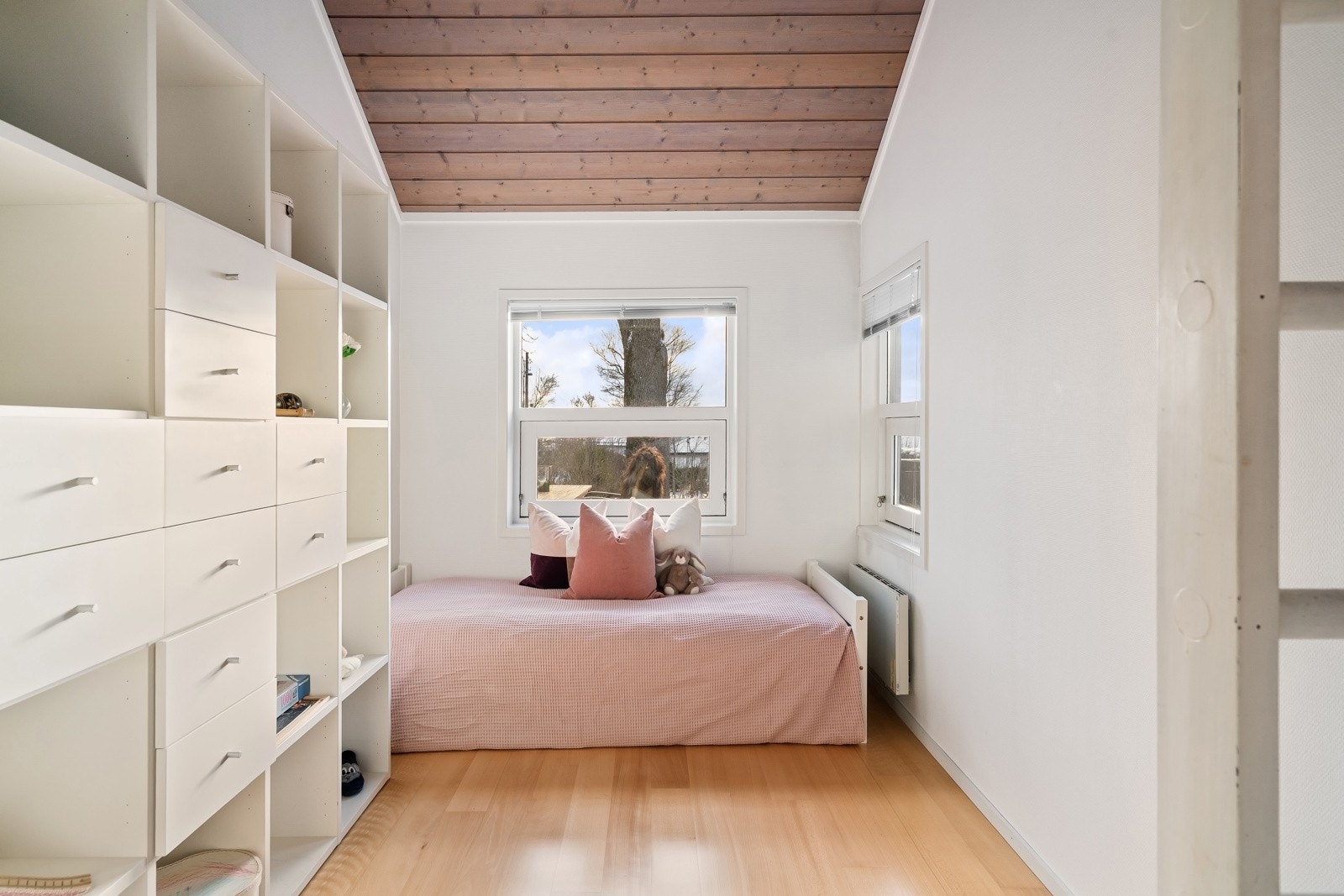 De øvrige soverommene i boligen er også utstyrt med lakkert bøkeparkett og har skråtak som skaper en lun atmosfære.