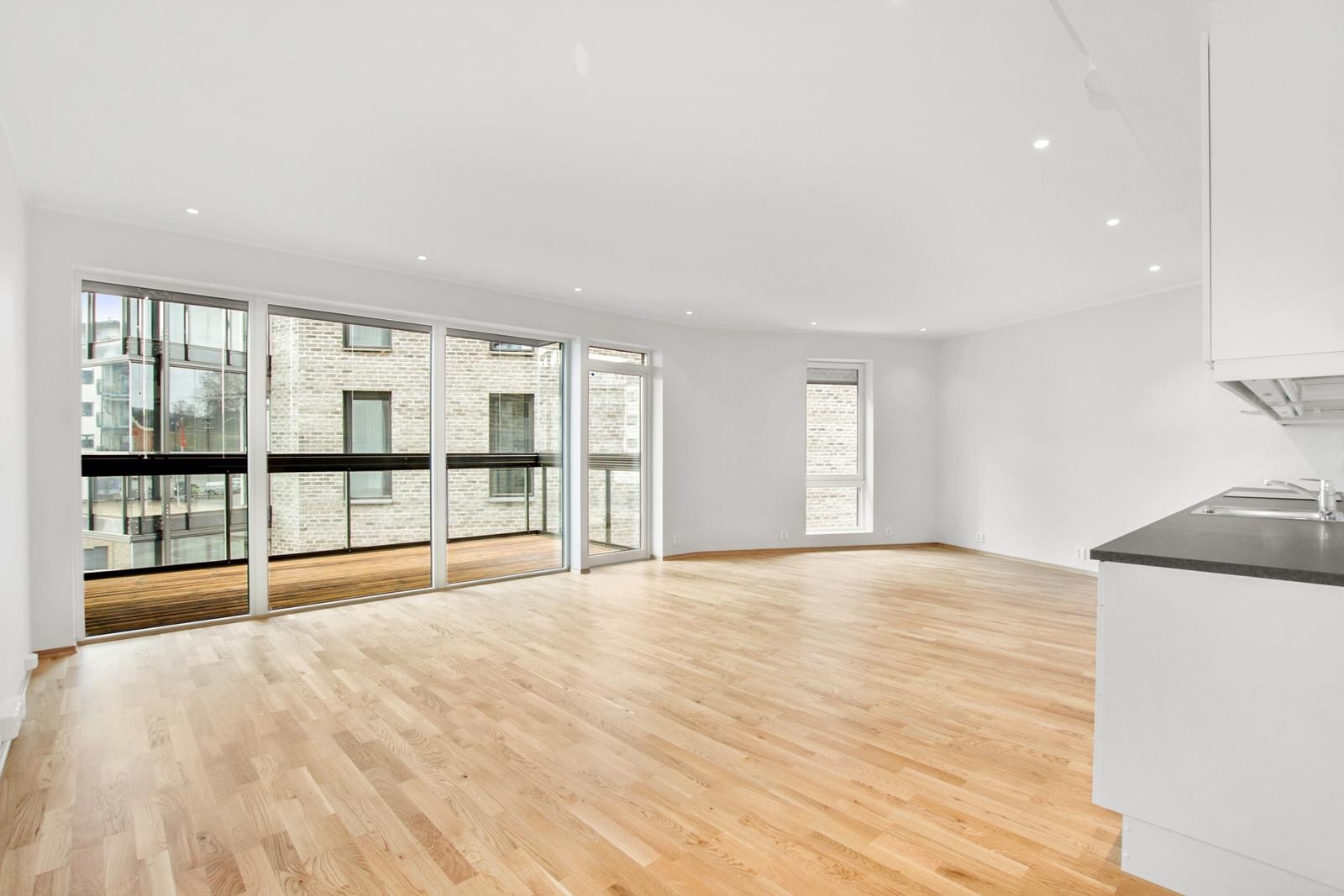 Stue med utgang til innglasset balkong Galleribilde