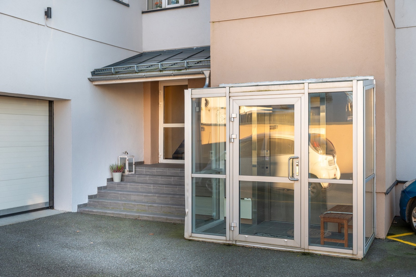 Inngangsparti med heisadkomst og port til garasjeanlegg Galleribilde
