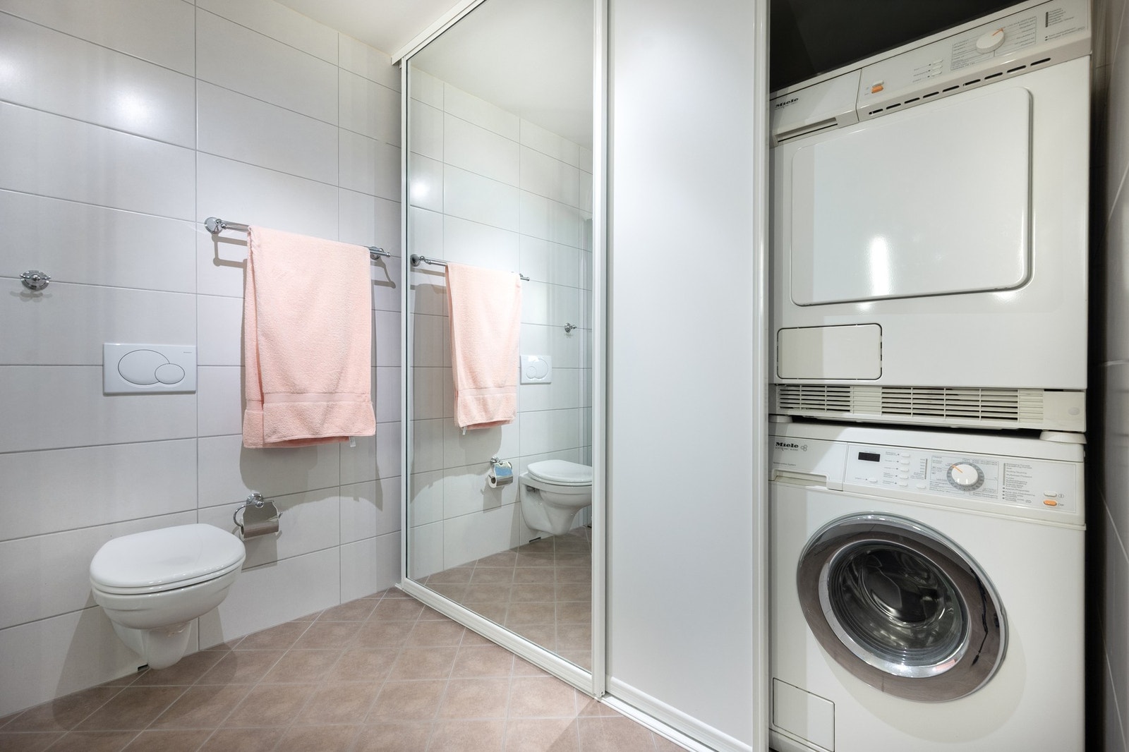 Bad med nisje for vaskemaskin/tørketrommel Galleribilde