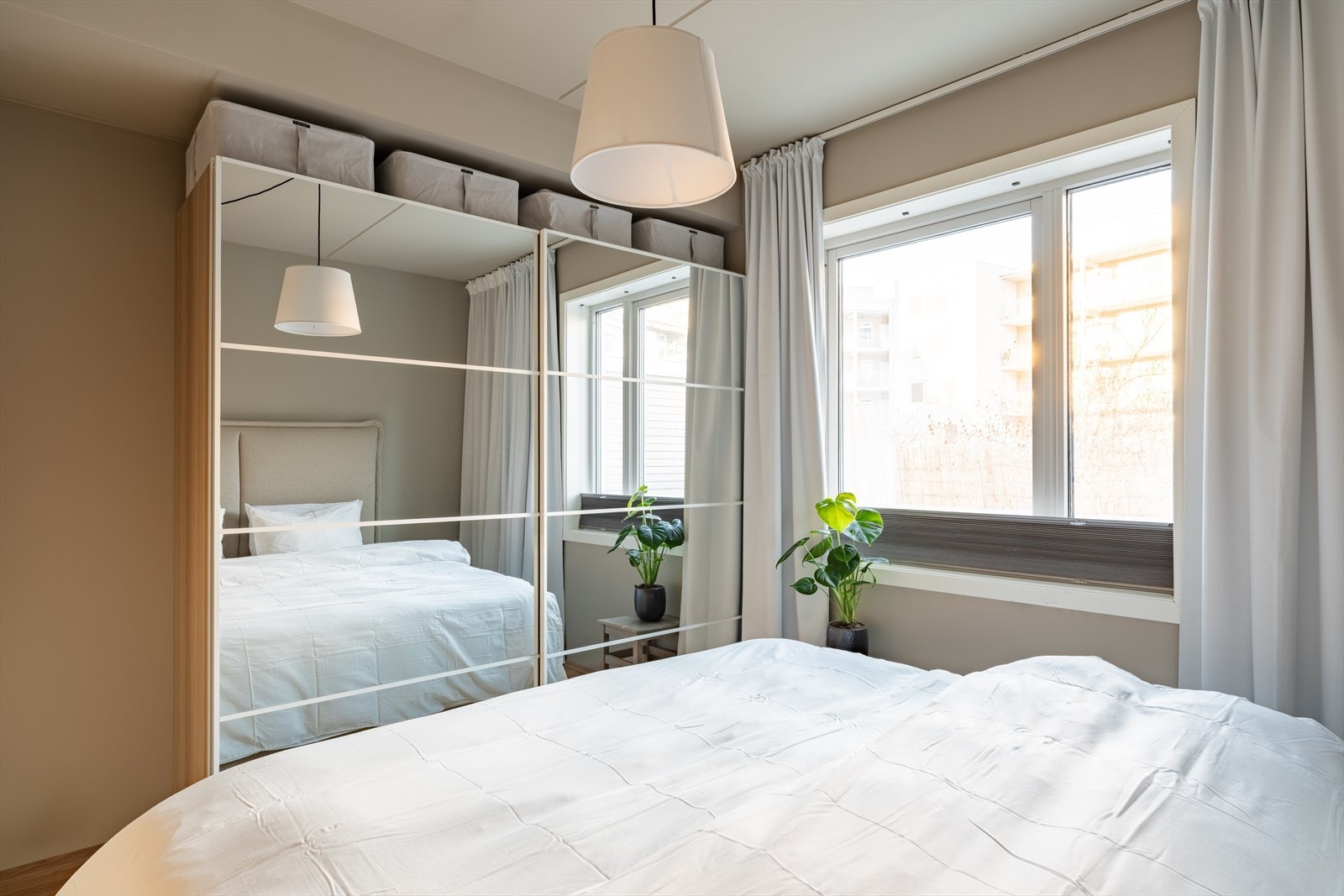 God plass til oppbevaring i skyvedørsgarderobe som medfølger. Galleribilde