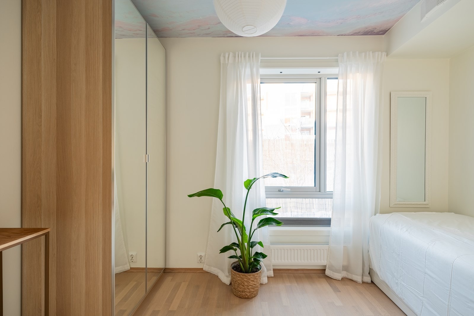 Soverom II er også av god størrelse med plass til dobbelteng, nattbord, skrivebord og skap. Galleribilde