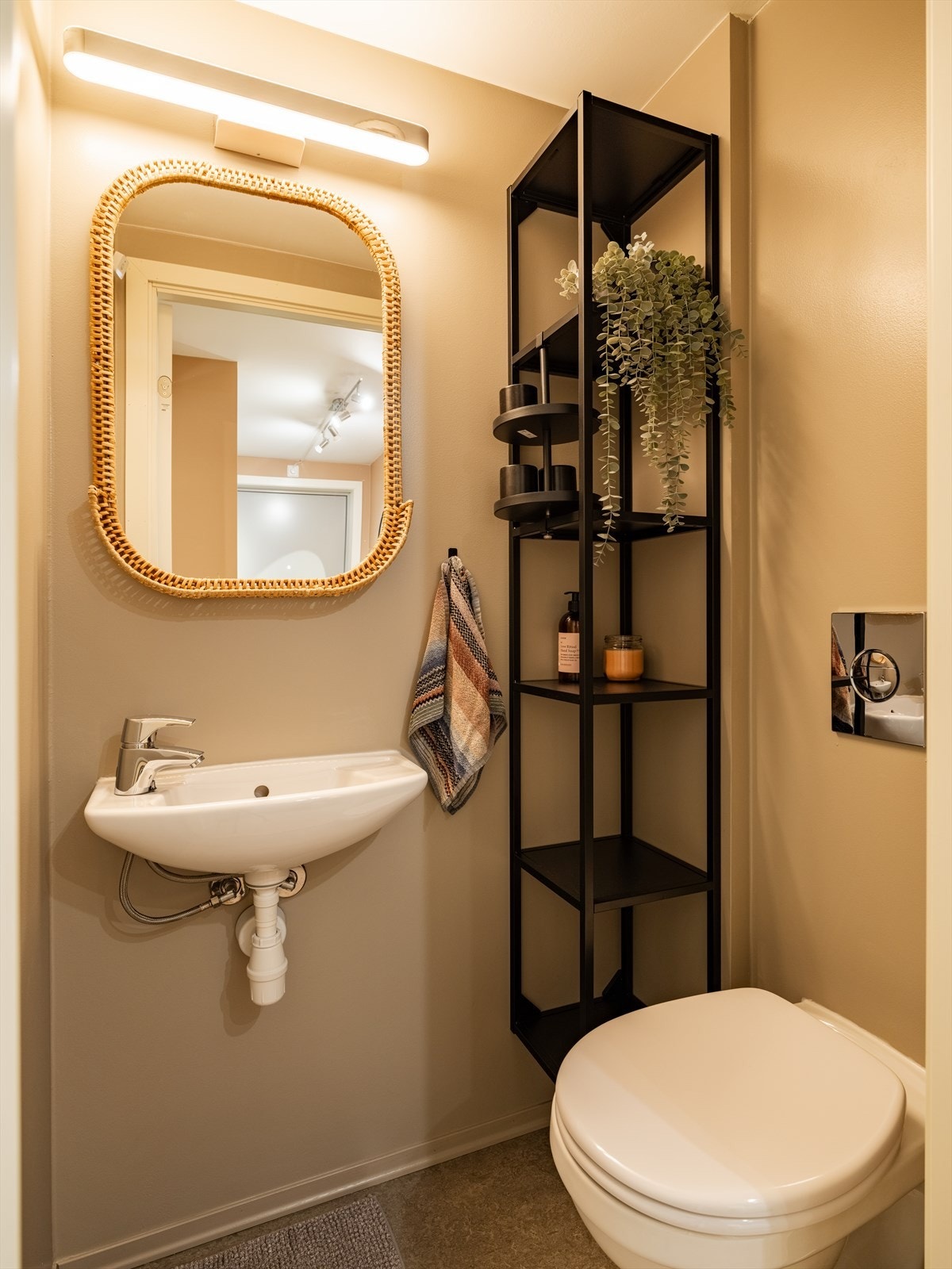 Plass til oppbevaring i hylle. Galleribilde