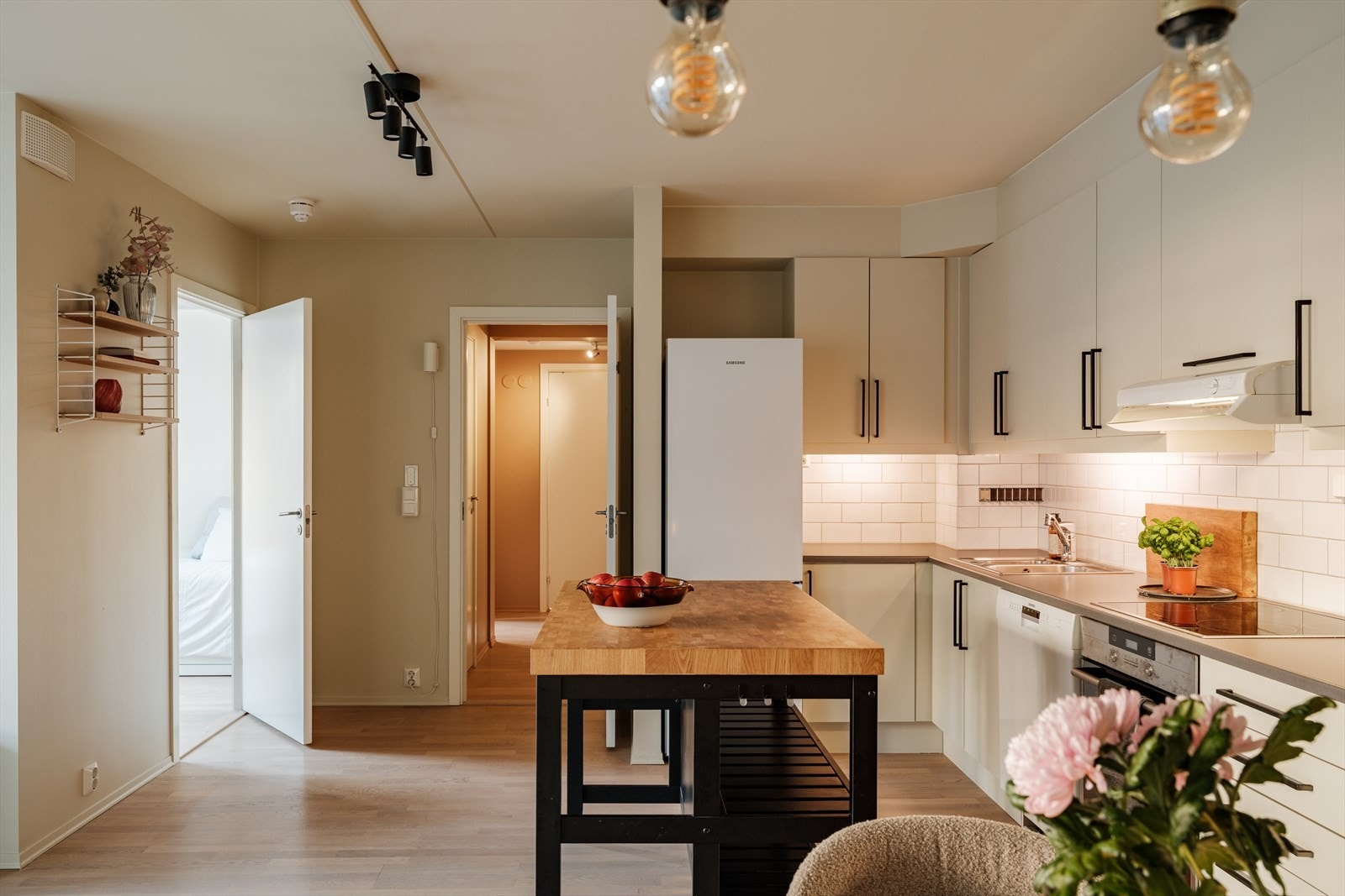 Praktisk med flyttbar kjøkkenøy som medfølger. Galleribilde