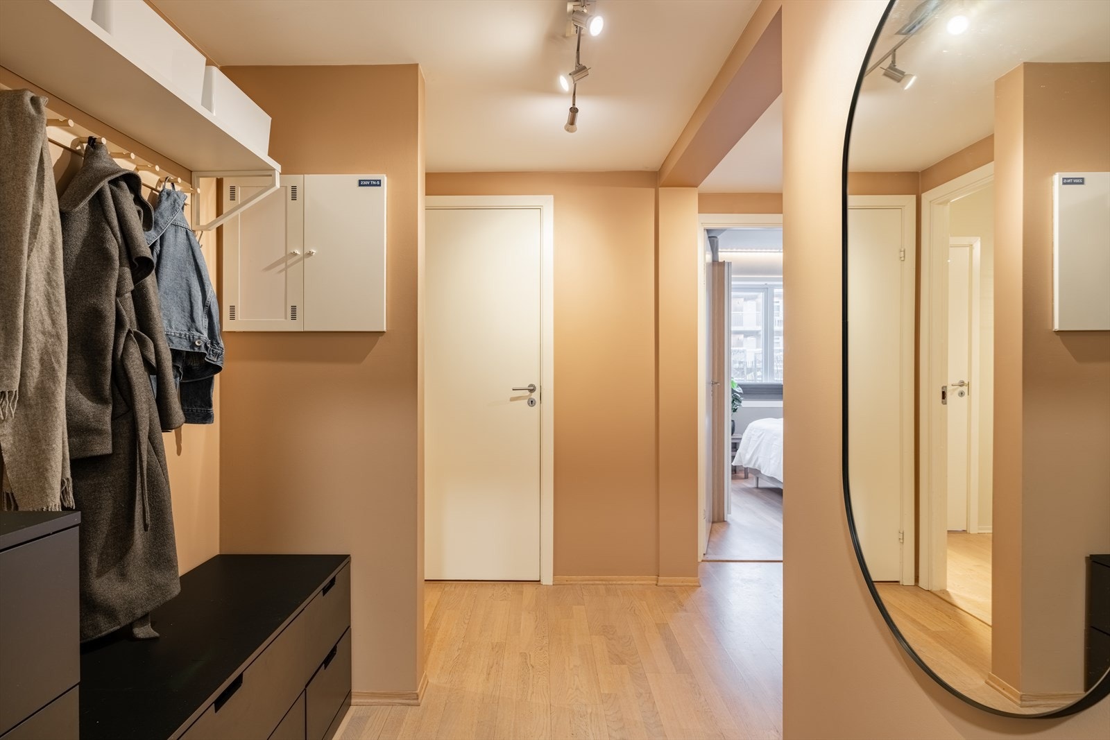 Sikringsskap med automatsikringer. Enkel adkomst til garasjeanlegg, sykkelbod og ekstern bod i kjellerområde. Galleribilde