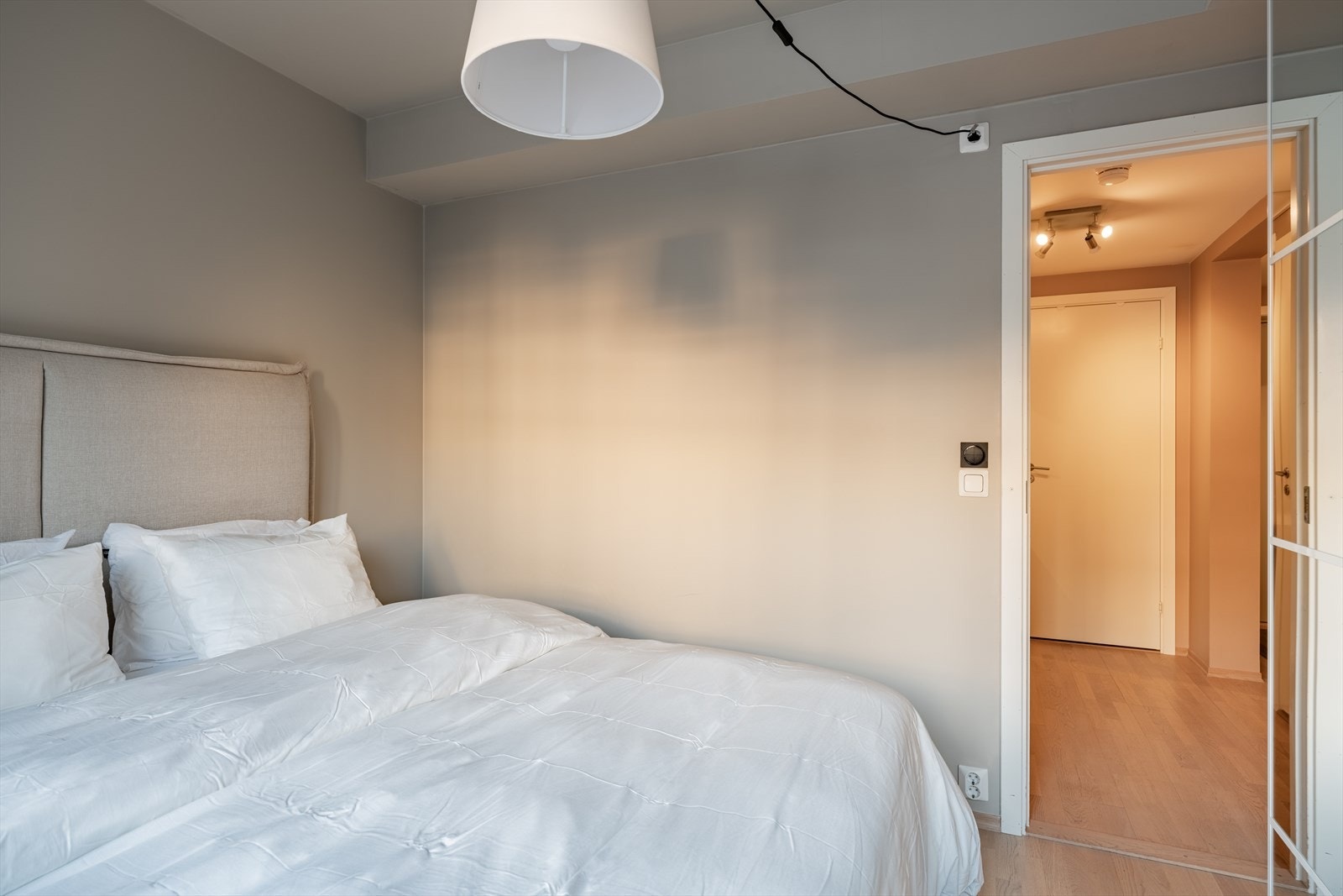 Ellers får rommet et nydelig lys fra solen som reflekteres i vinduene på motsatt side. Galleribilde