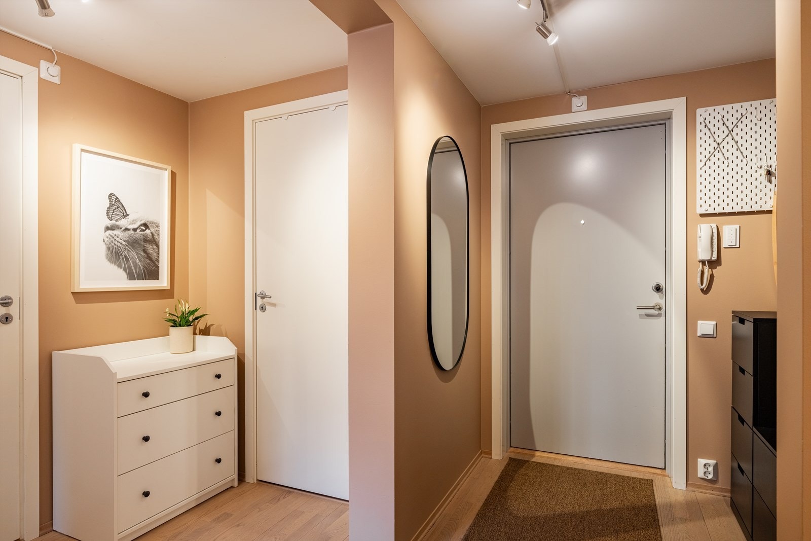 God plass til oppbevaringsmøbler, jakker og sko i yttergang. Galleribilde