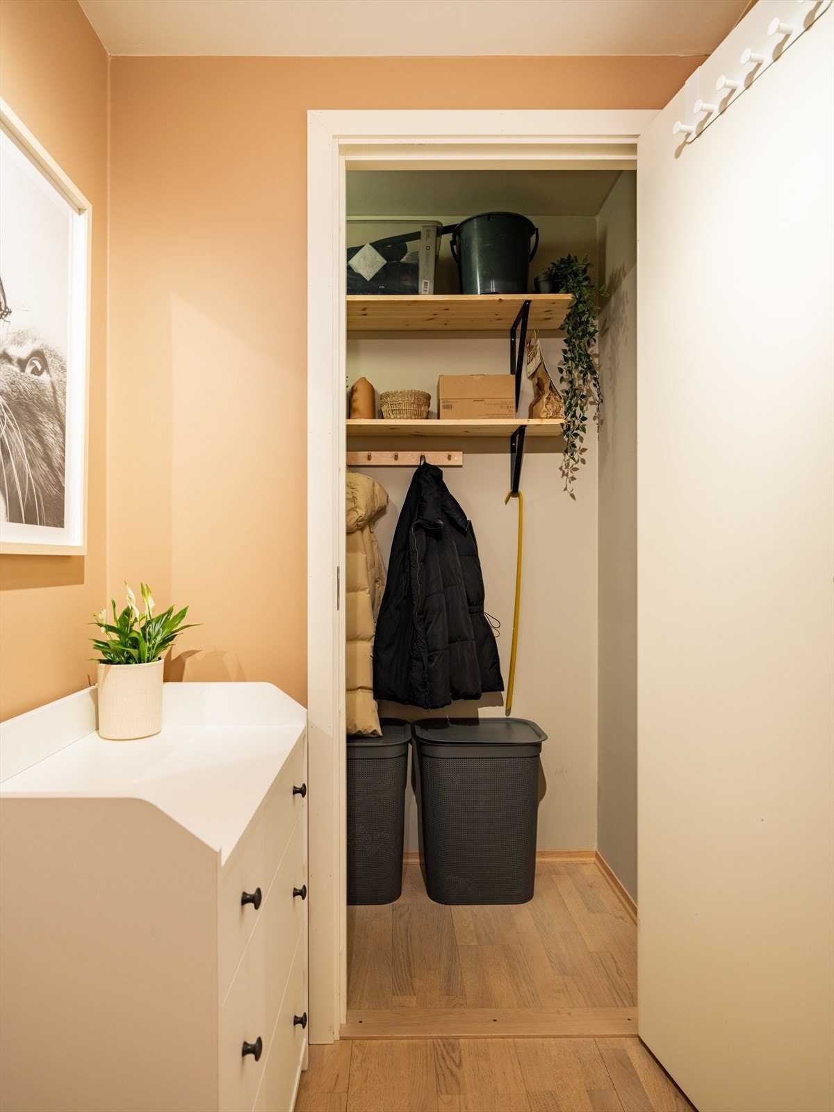 Fra gangen har man inngang til en praktisk bod. I tillegg har man en ekstern bod på 5 kvm. Galleribilde