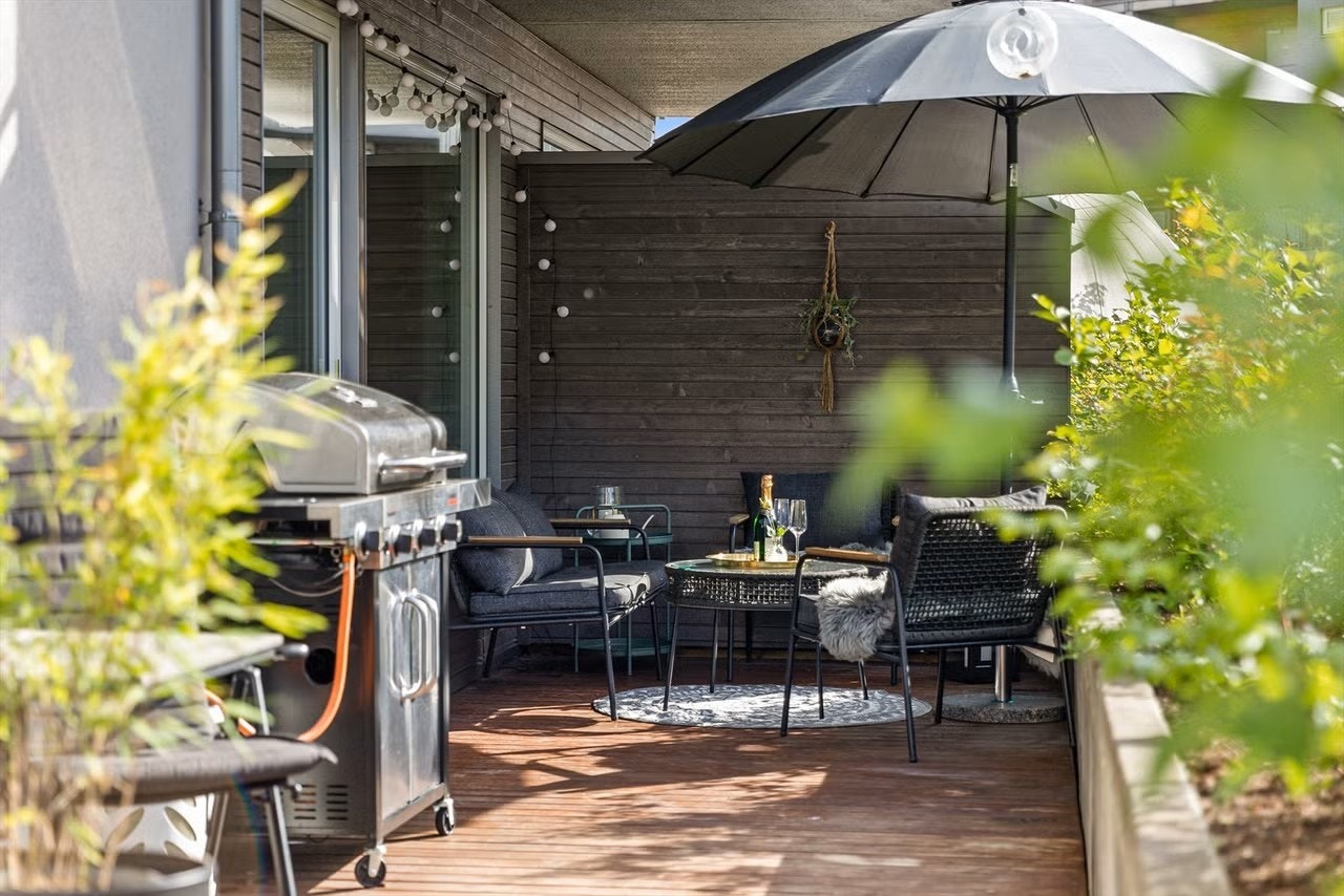 En herlig og praktisk 3-roms med markterrasse og egen garasjeplass på Rodeløkka. Foto fra sommeren lånt av forrige eier etter tillatelse. Galleribilde