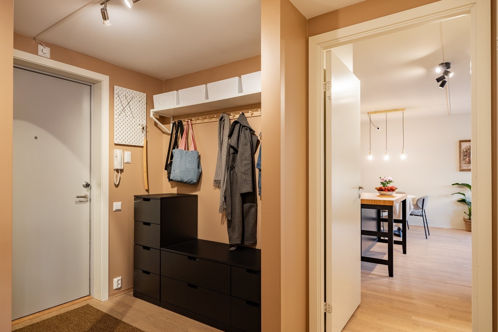 Videre har leiligheten et romslig inngangsparti, innvendig bod, separat toalett og bad. Galleribilde