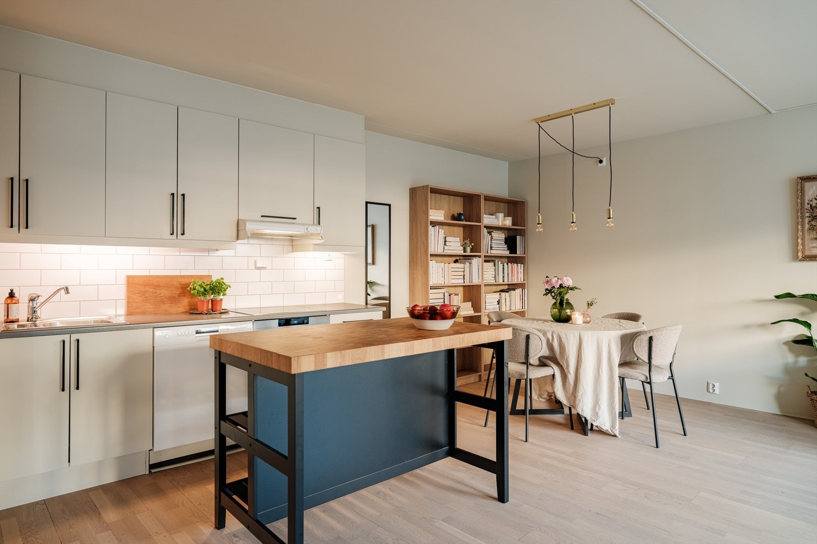 Godt med skap- og benkeplass. Galleribilde