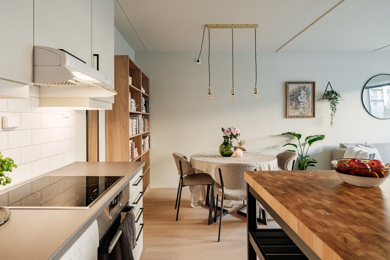 Naturlig plass til stort spisebord i tilknytning kjøkkenet. Galleribilde