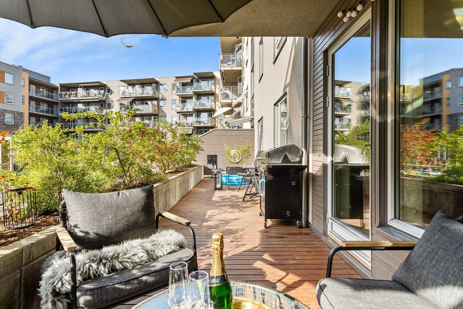 Her bor man skjermet til med stoor, privat markterrasse mot indre gårdsrom.Foto fra sommeren lånt av forrige eier etter tillatelse. Galleribilde