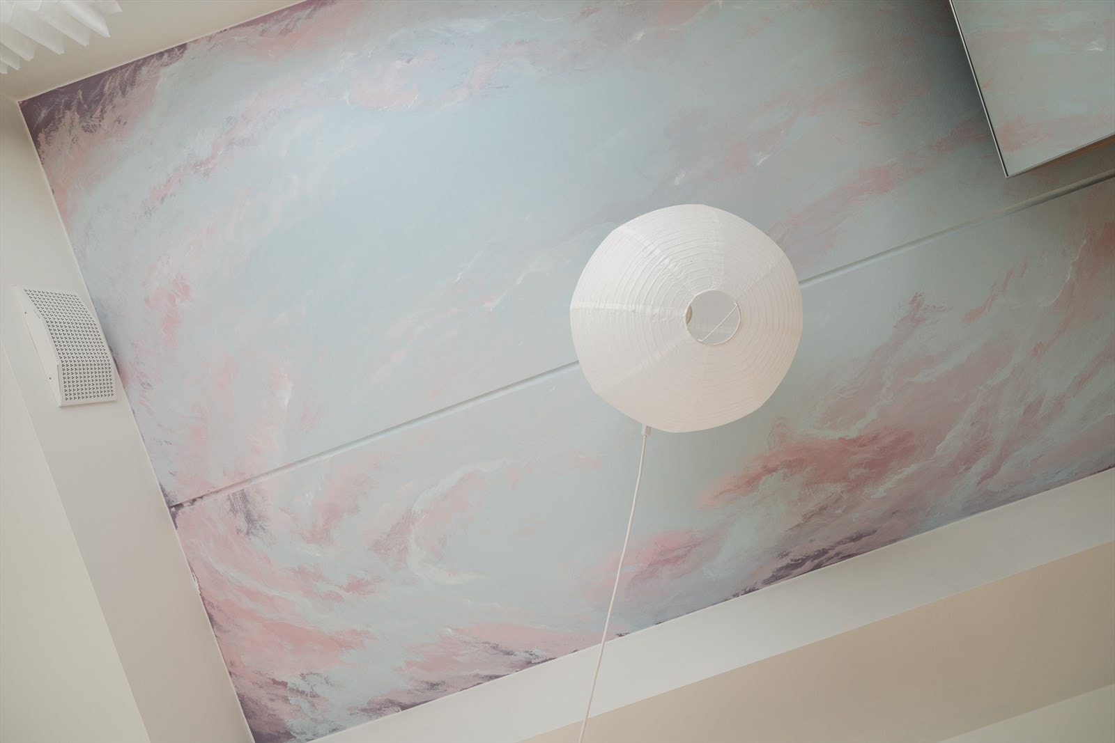 Legg merke til det utrolig kule taket på soverom II som er spesiallaget av kunster "Snorkone". Galleribilde