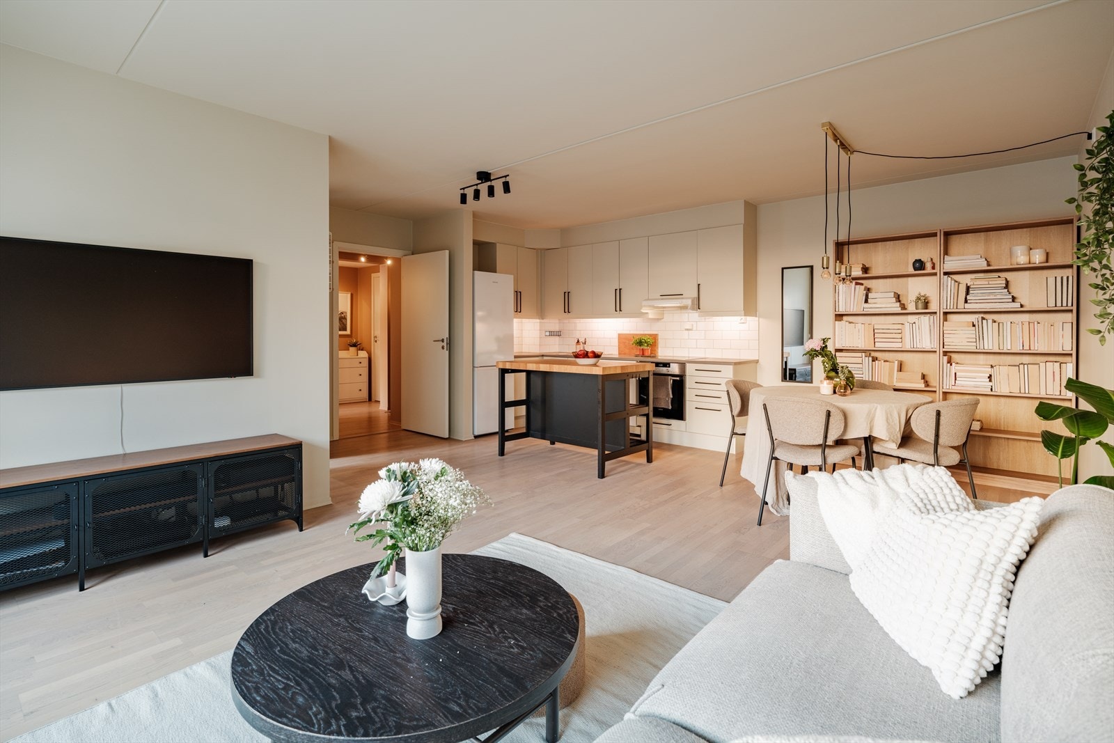 Kjøkkenet ligger tilbaketrukket til slik at man kan lage mat i fred, men allikevel være sosiale med gjestene. Galleribilde