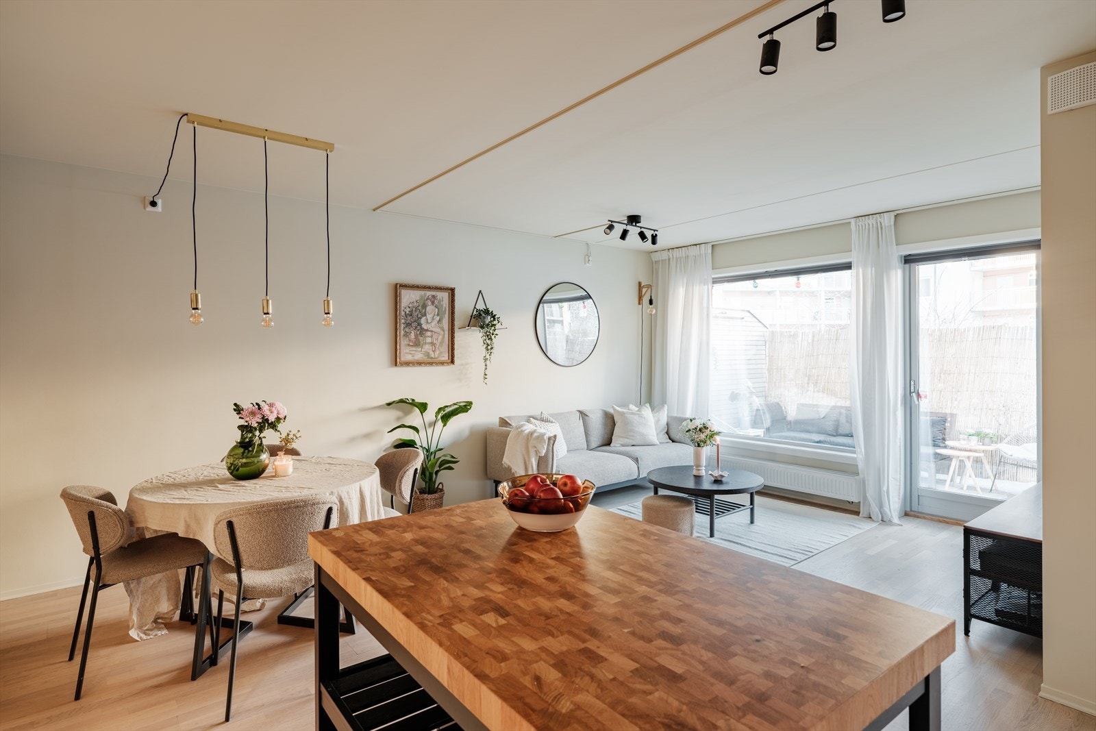 Svært romslig og lyst oppholdsrom med god plass til både spisebord og sofagruppe. Galleribilde