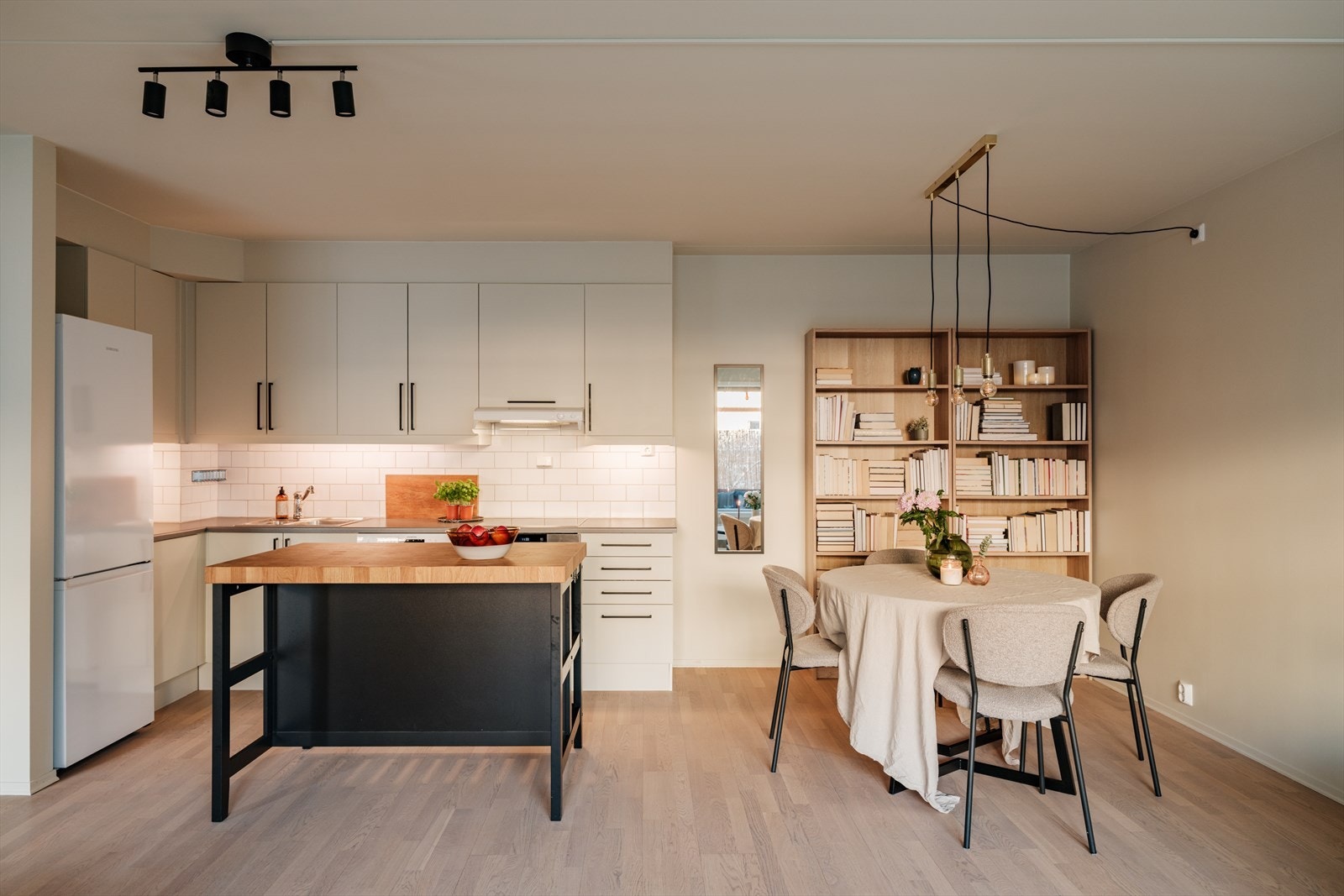 Parkettgulvet har blitt slipt og lakkert i en lys tone. Galleribilde