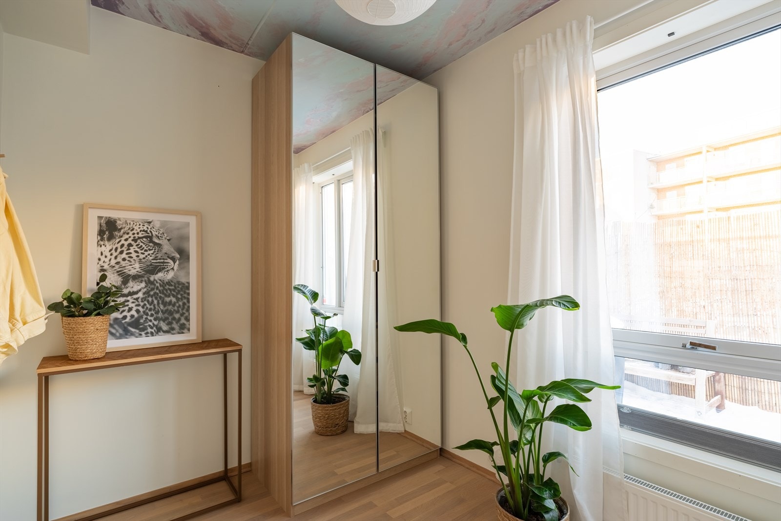 Garderobeskap som medfølger. Ved siden av kan man for eksempel ha skrivebord. Galleribilde