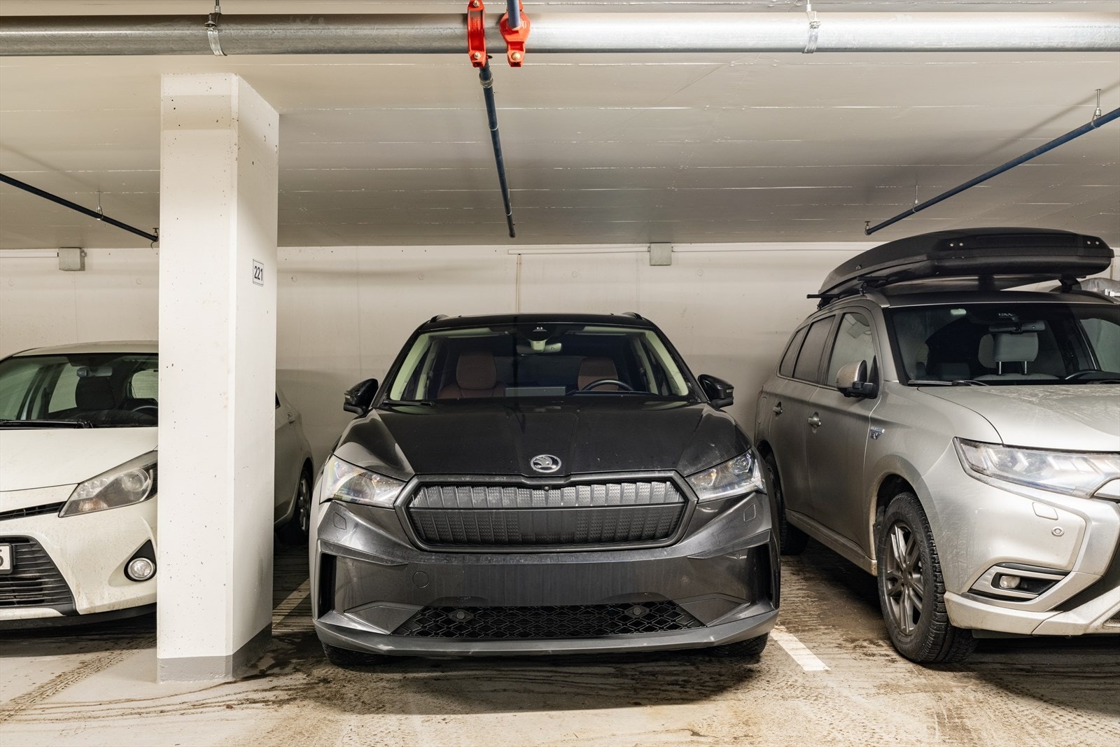 Garasjeplass som medfølger. Det er montert lader til EL-bil. Galleribilde