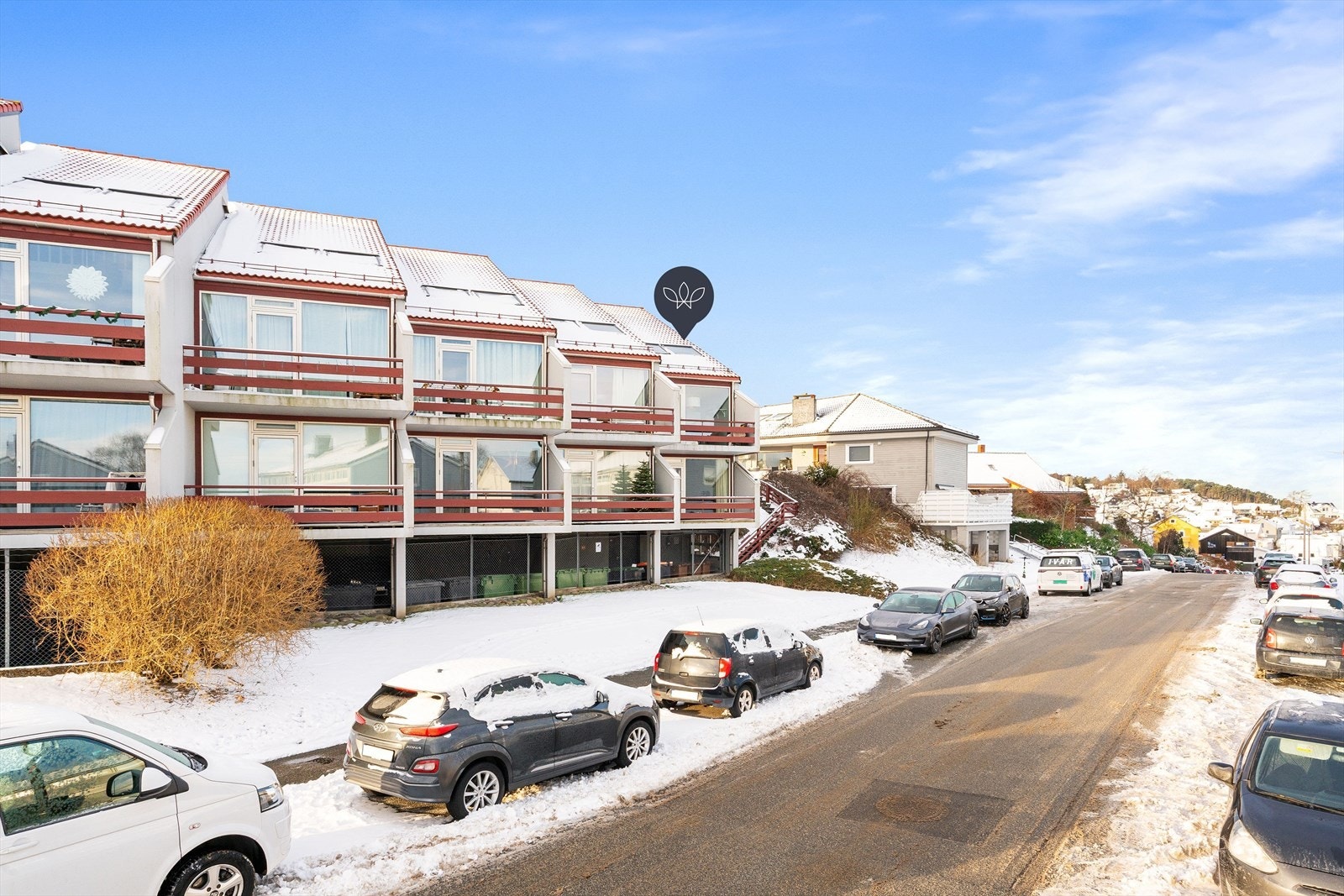 Leiligheten har en fin plassering i bygget med den ligger på enden og har ingen leiligheter over seg. Galleribilde