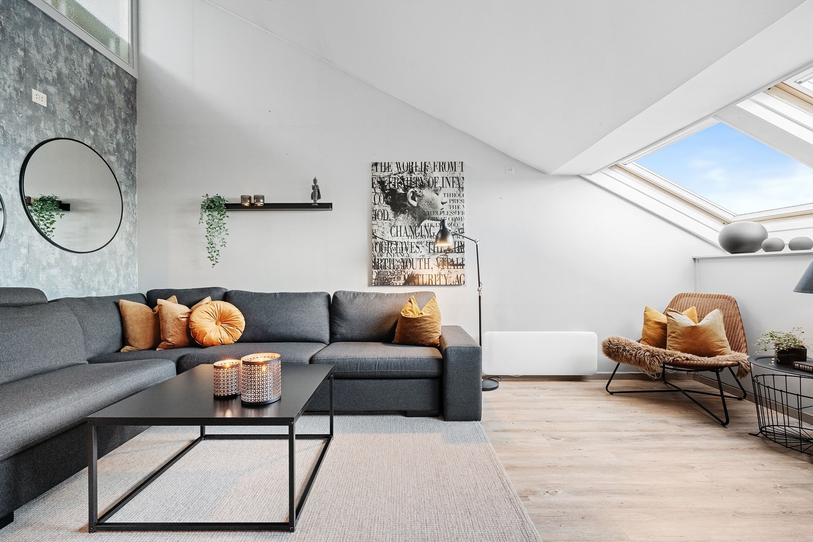 I stuen har du en god takhøyde som gir deg en god atmosfære. Galleribilde