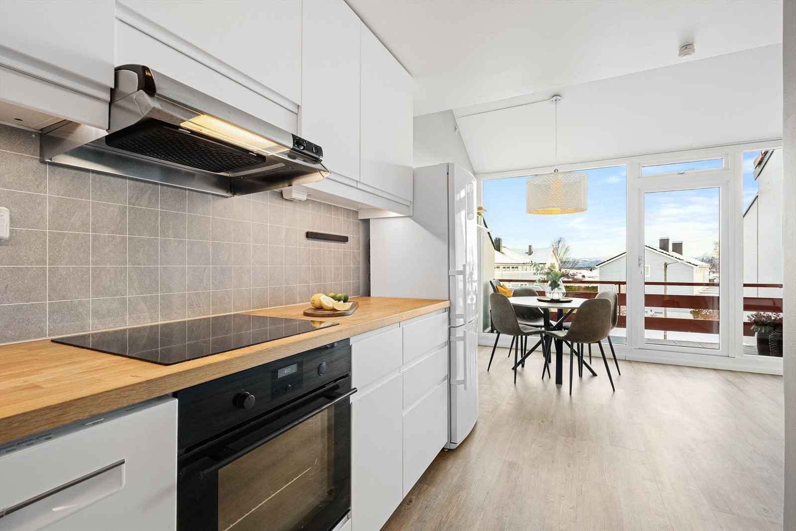 Kjøkkenet er utstyrt med stålkum, oppvaskmaskin, integrert stekeovn og induksjon koketopp. Galleribilde