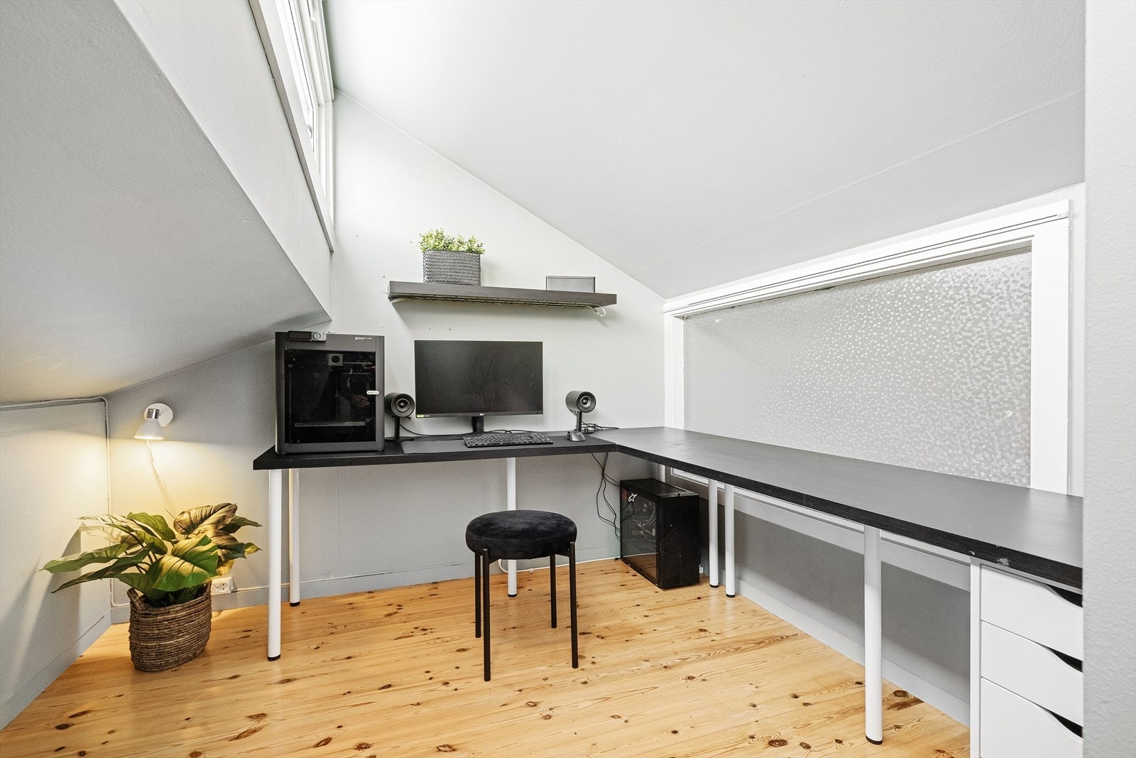 Hemsen er brukt som kontor, men her kan man også innrede til gjesterom. Merk at rommet ikke tilfredstiller krav til soverom. Galleribilde