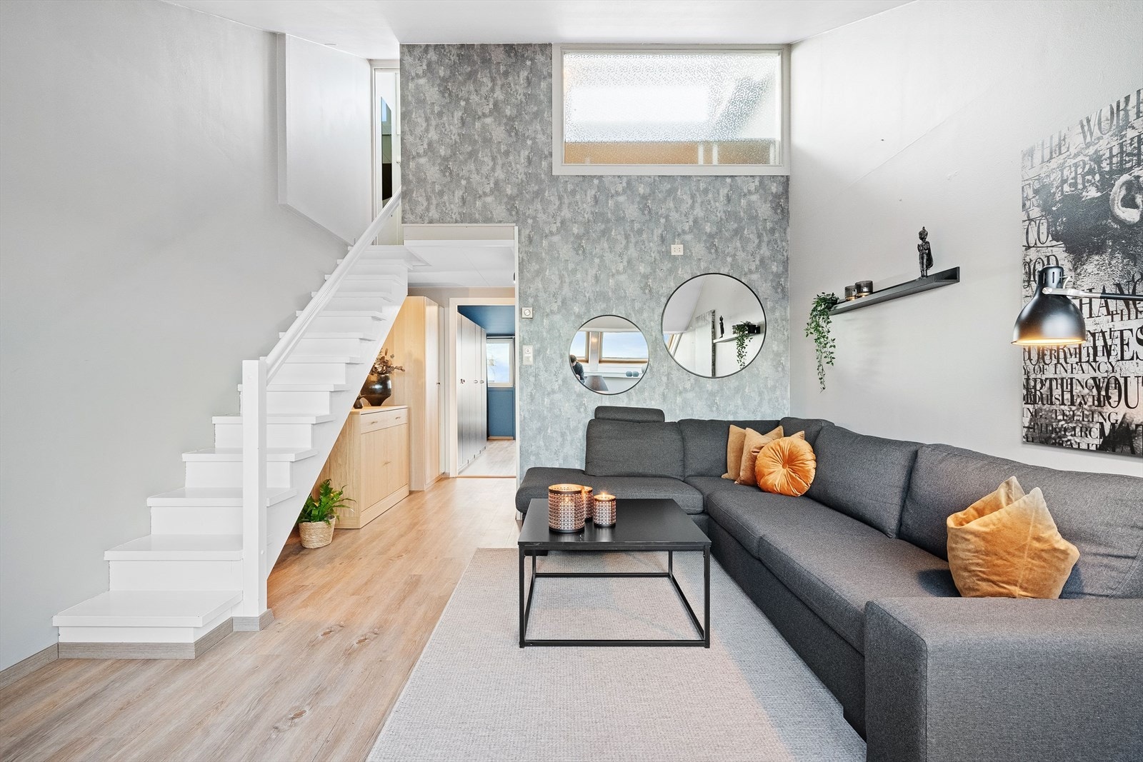 Dette er en luftig leilighet over 3. plan med stilig utforming, utsikt, gode solforhold og 2 balkonger. Galleribilde