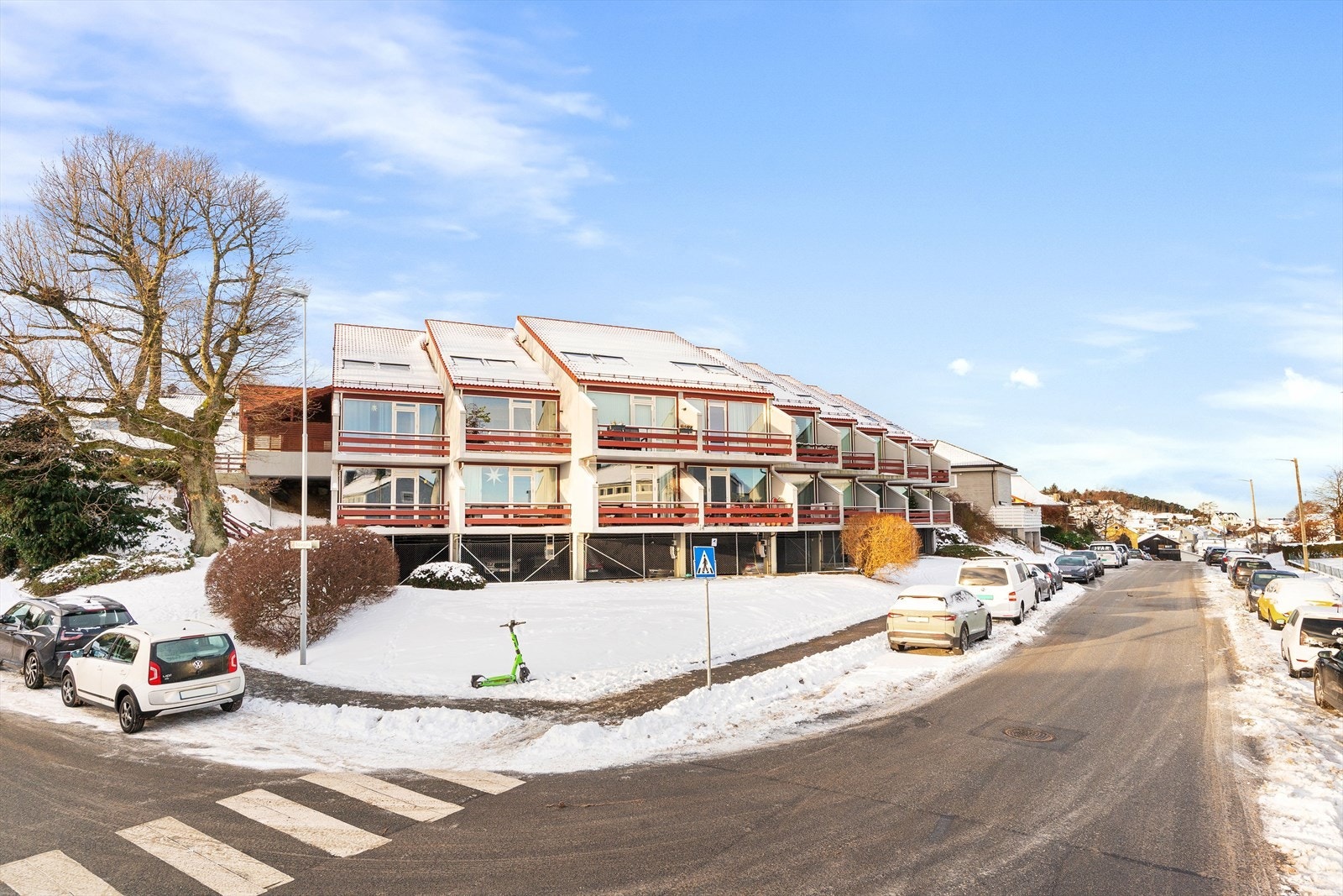 Esbjerggata 42 ligger flott til i et veletablert boligområde bestående av leiligheter, rekkehus, tomannsboliger og eneboliger. Kort vei til sentrum og gode solforhold. Galleribilde