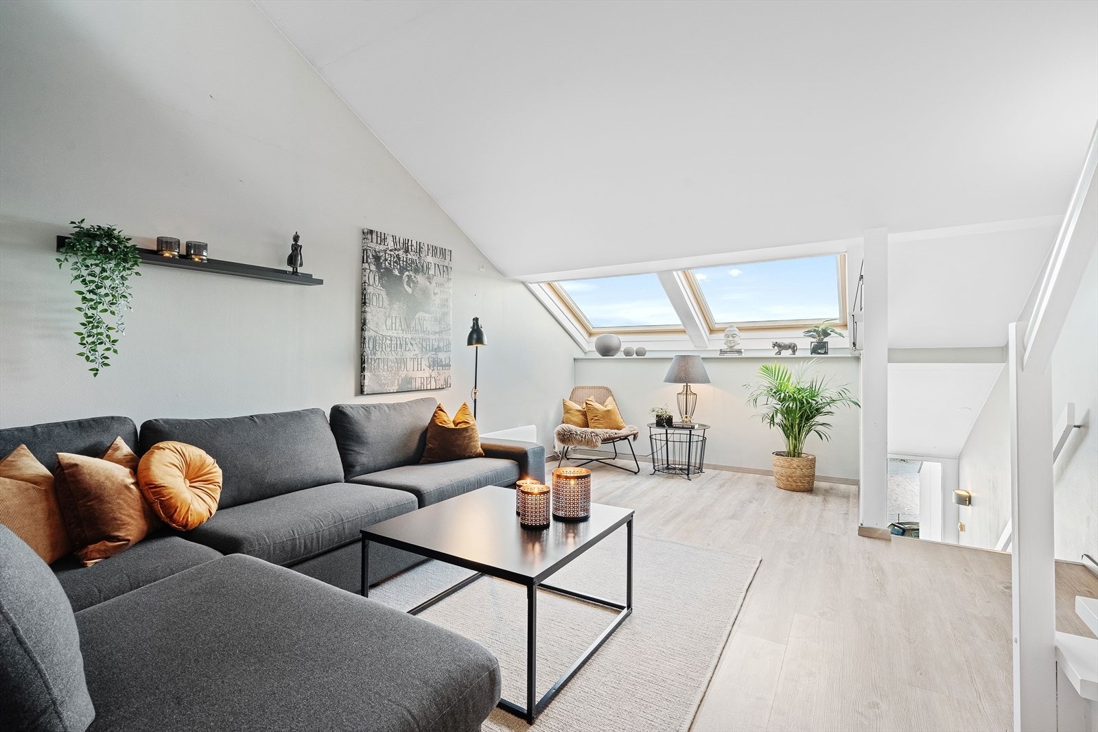 Leilighetens stilige utforming kommer virkelig til sin rett i stuen. Åpent og luftig fra allrommet under, og god takhøyde med vinduer inn til loft med takvinduer, samt takvinduer i selve stuen. Galleribilde