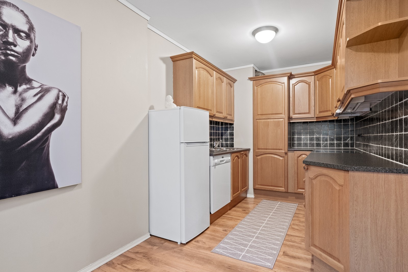 Kjøkkenet har profilerte fronter og laminat benkeplate. Galleribilde