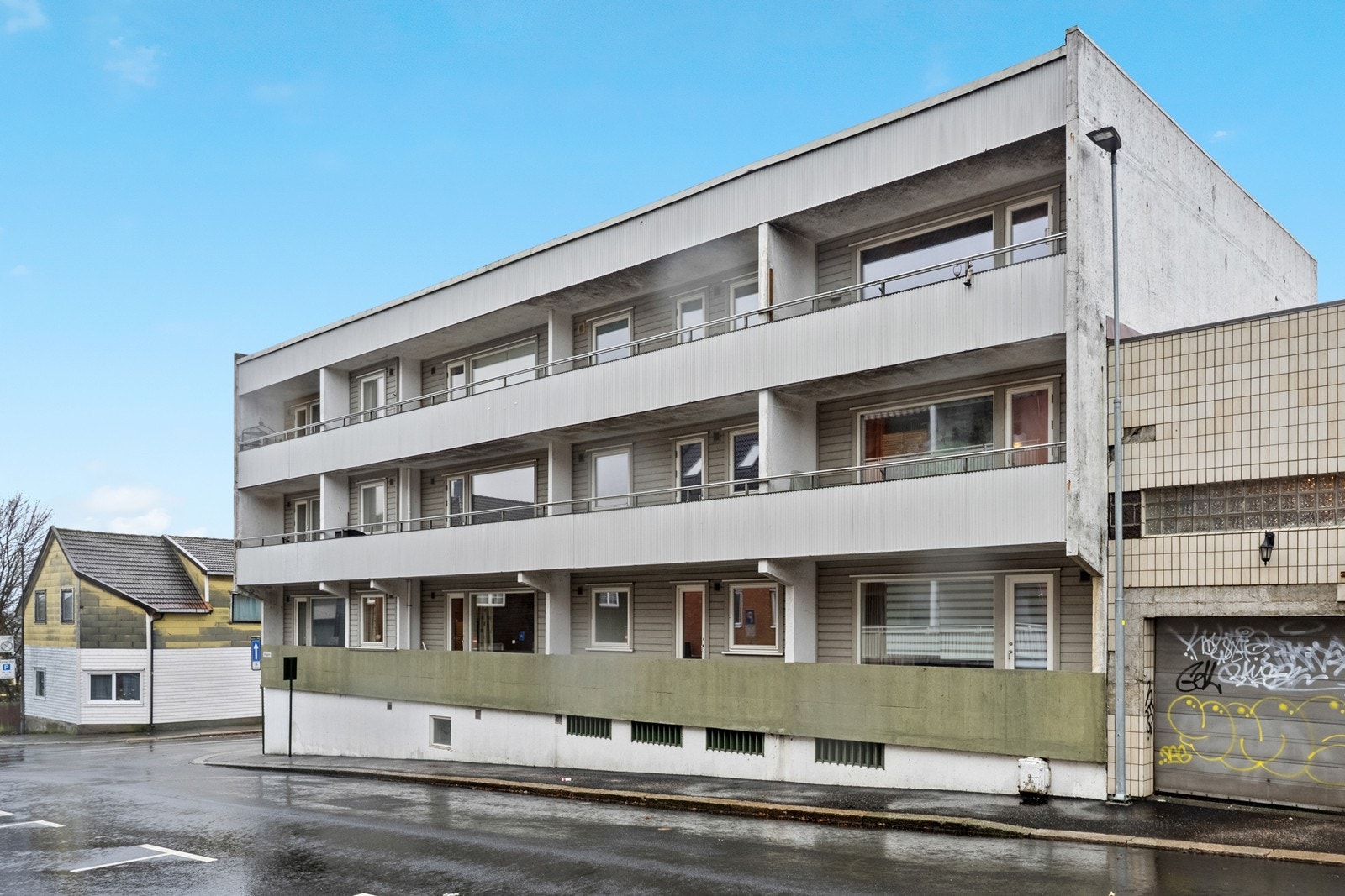 Fasaden består av fasadeplater og kledningsbord, med balkongdører i tre og 2-lags isolerglass. Galleribilde