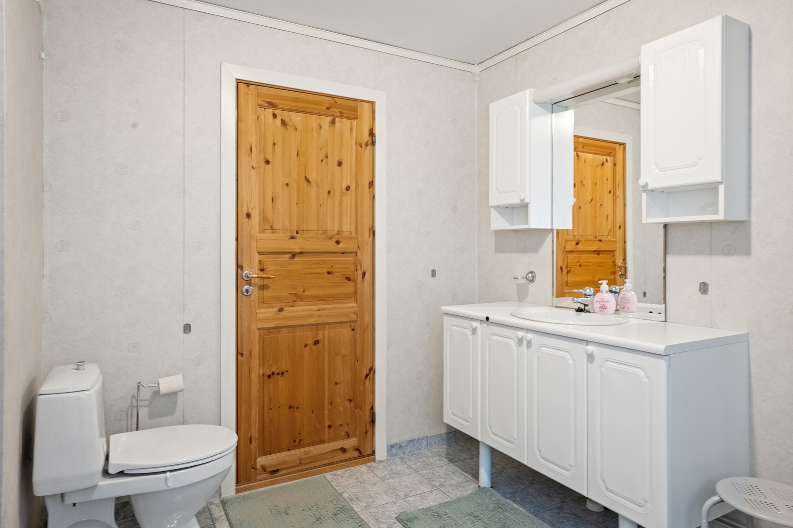 Badet har innredning med nedfelt servant og speilskap for ekstra oppbevaring. Galleribilde