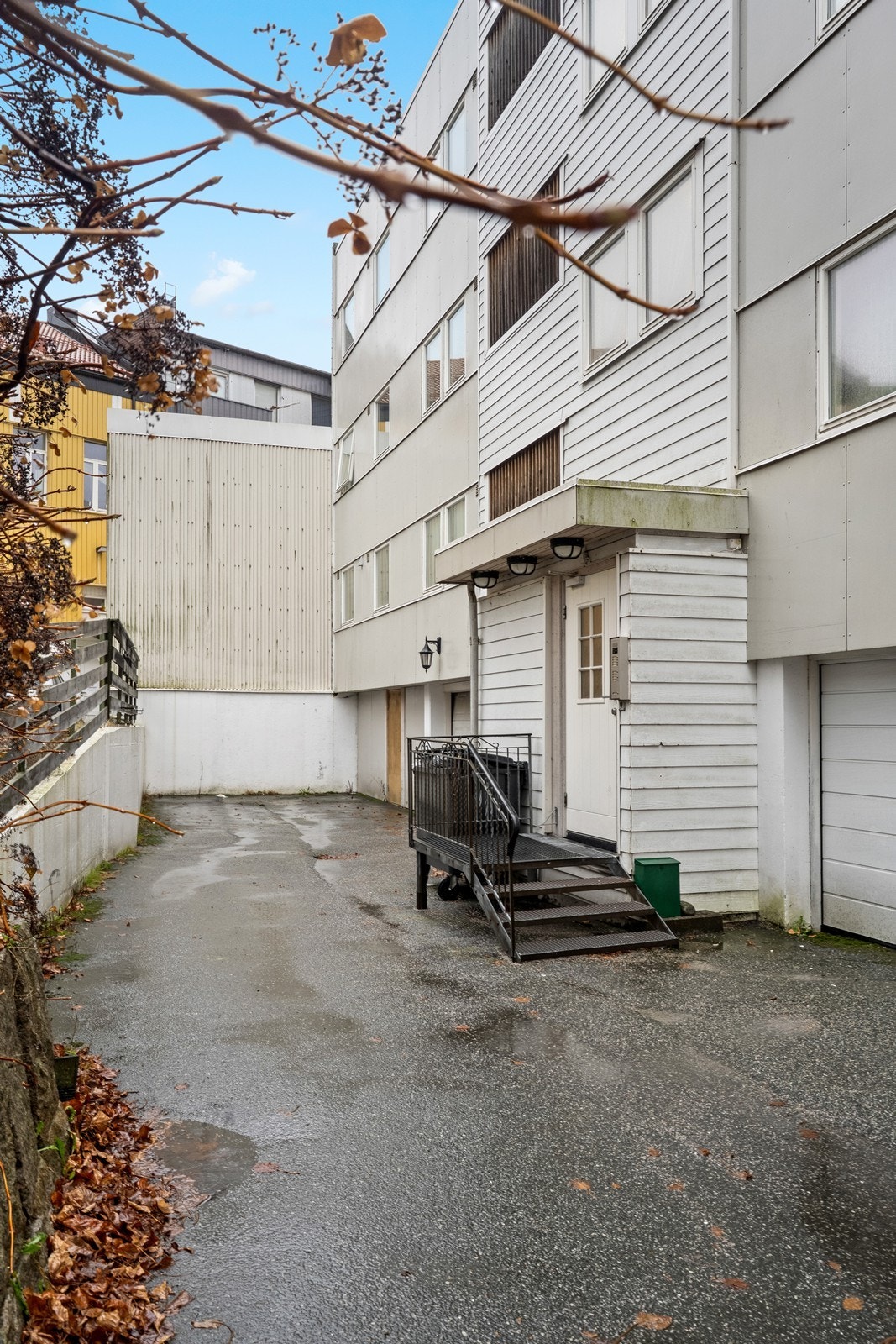 Eiendommen har asfaltert gårdsplass med tilgang til offentlig vei. Galleribilde