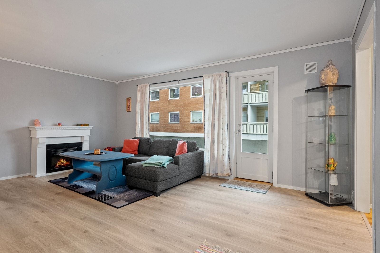 Laminatgulv og store vindusflater gir godt lysinnslipp i stuen. Galleribilde