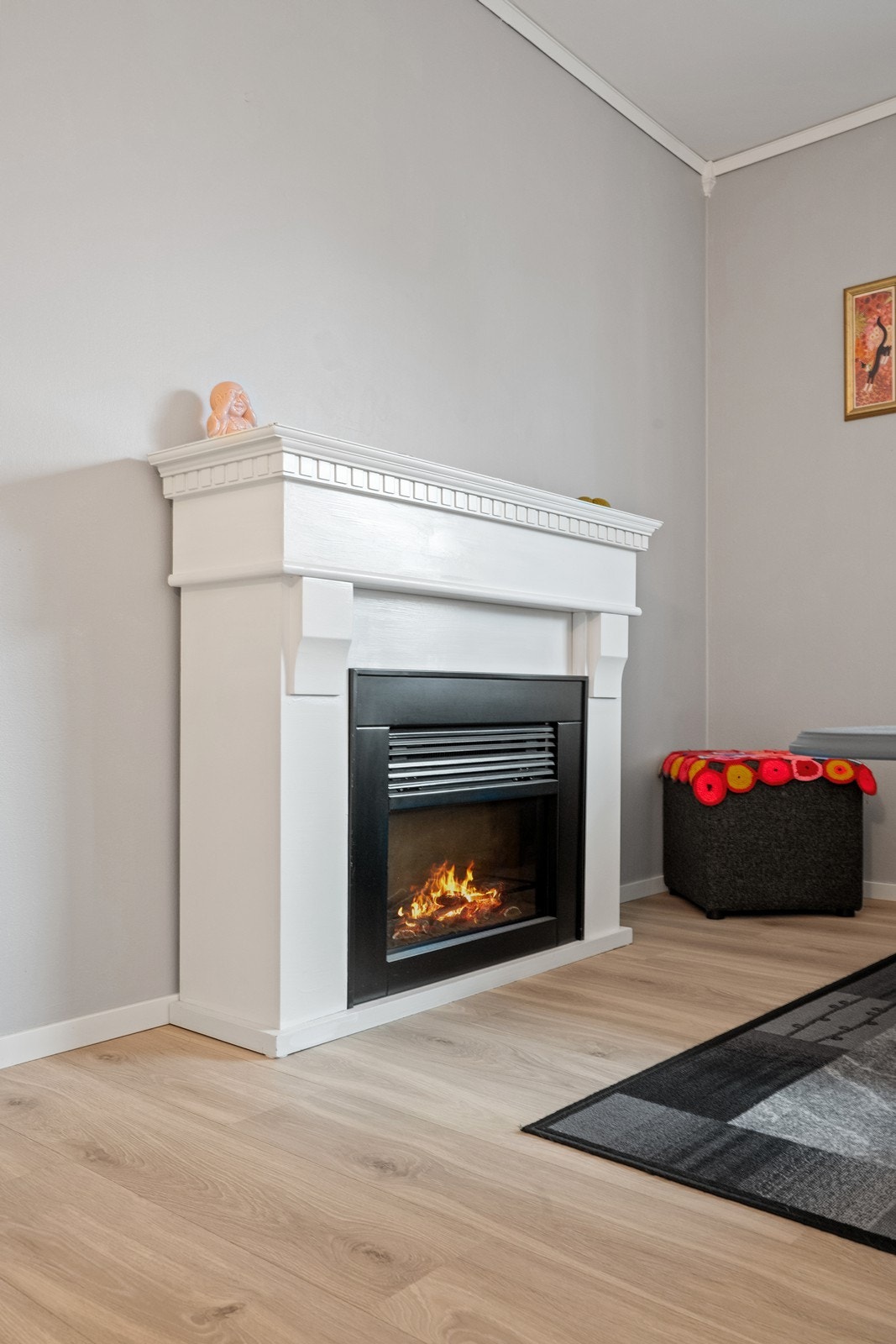 Elektrisk peis tilfører stuen varme og komfort. Galleribilde