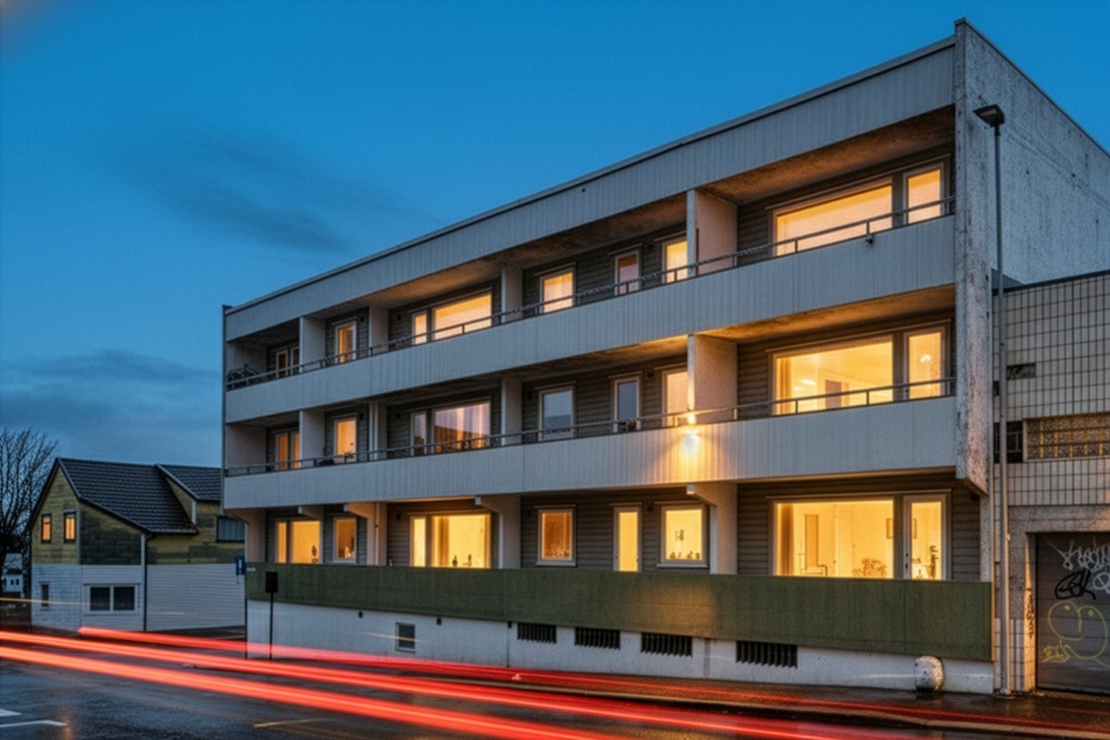 Bygningen har fasadekledning med fasadeplater og kledningsbord, og balkongdører med 2-lags isolerglass fra 2012. Galleribilde