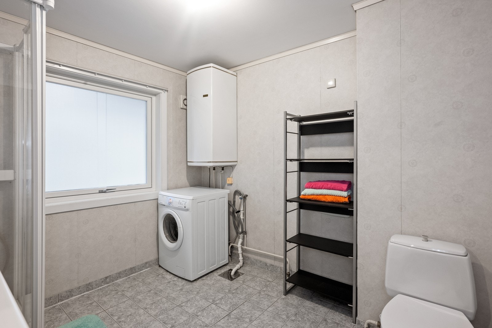 Varmtvannsberederer plassert på badet, med opplegg for vaskemaskin. Galleribilde