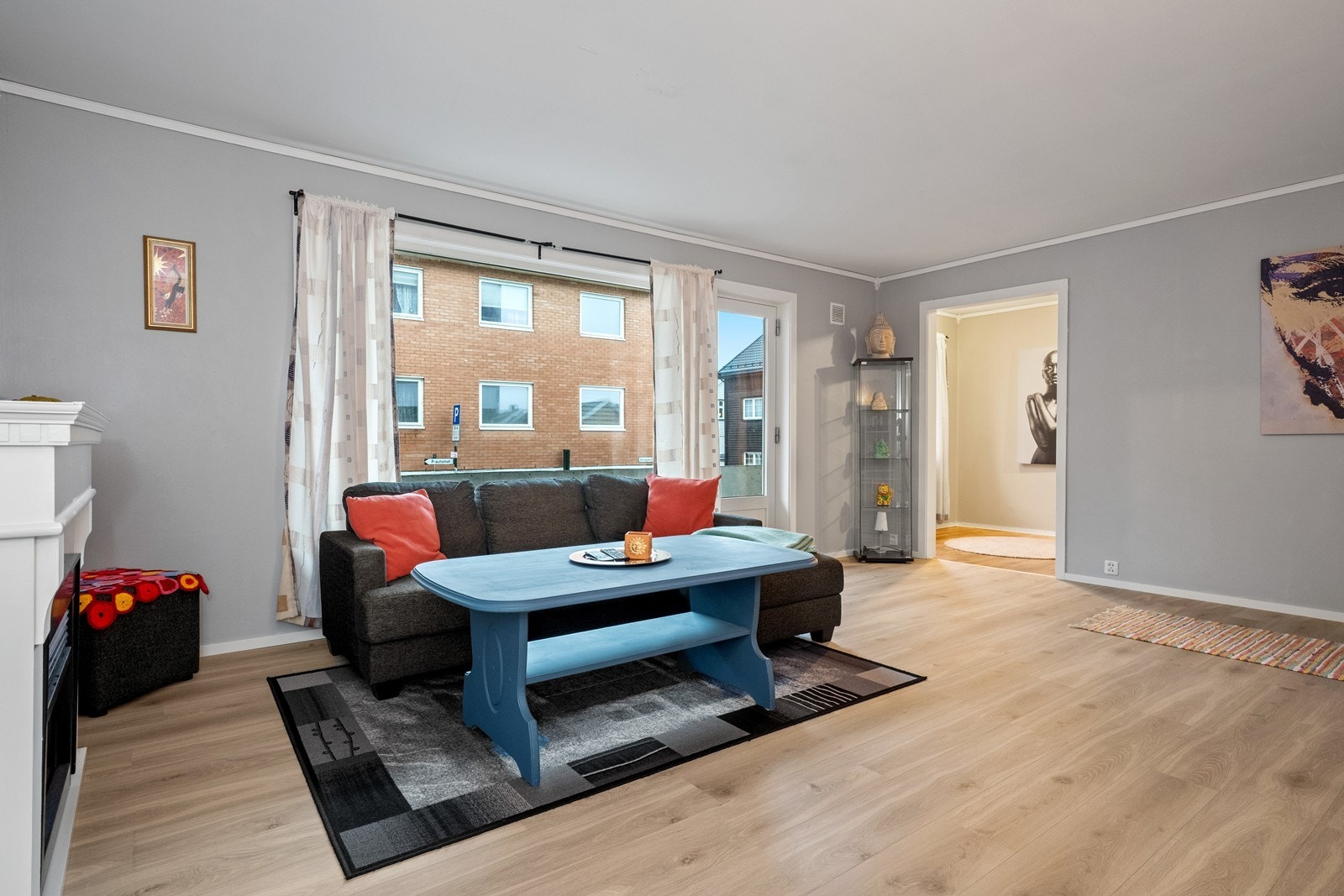 Balkongdør i stuen gir enkel tilgang til frisk luft. Galleribilde