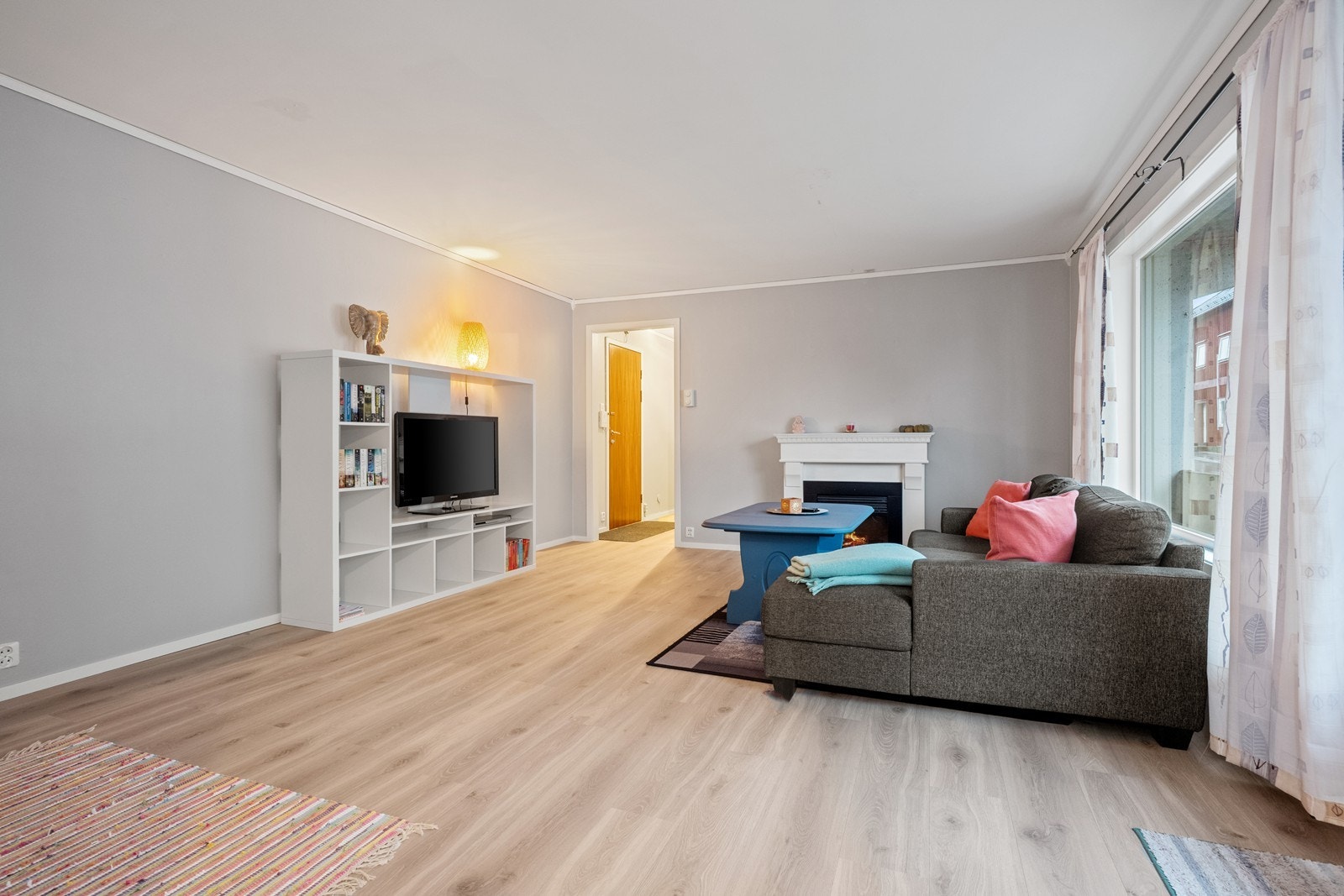 Plass til både sofagruppe og mediemøbler gir fleksibel innredning. Galleribilde