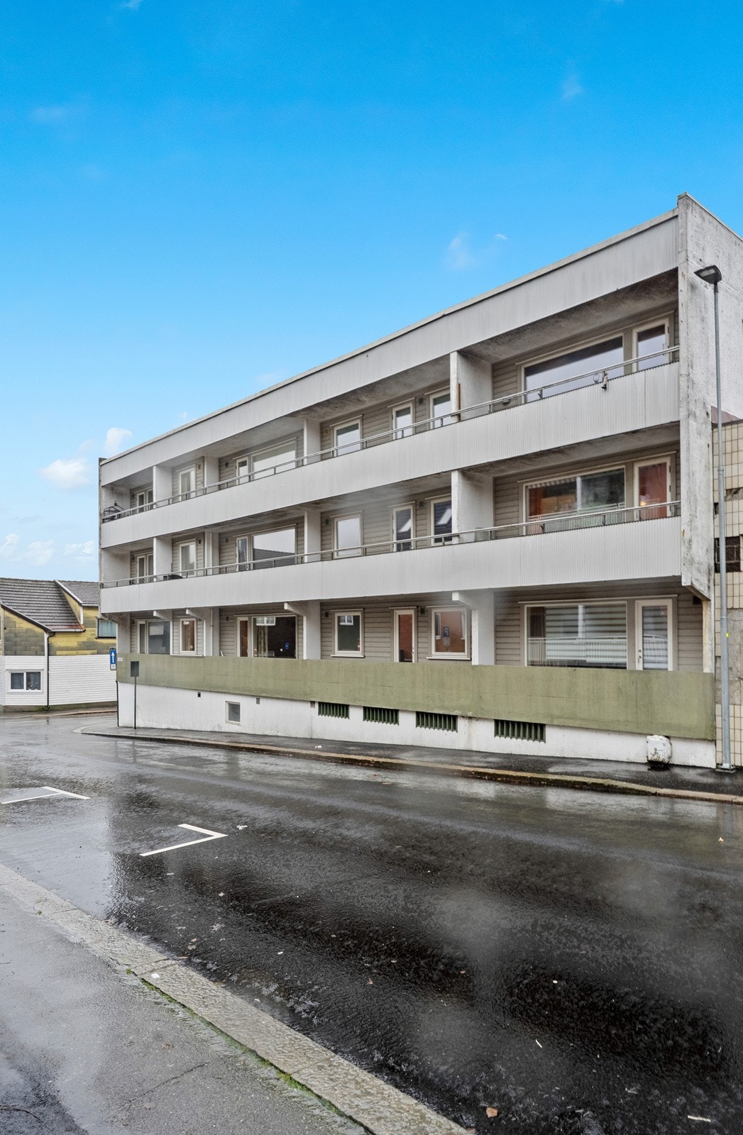 Bygningen har fasadekledning med fasadeplater og kledningsbord, og balkongdører med 2-lags isolerglass. Galleribilde