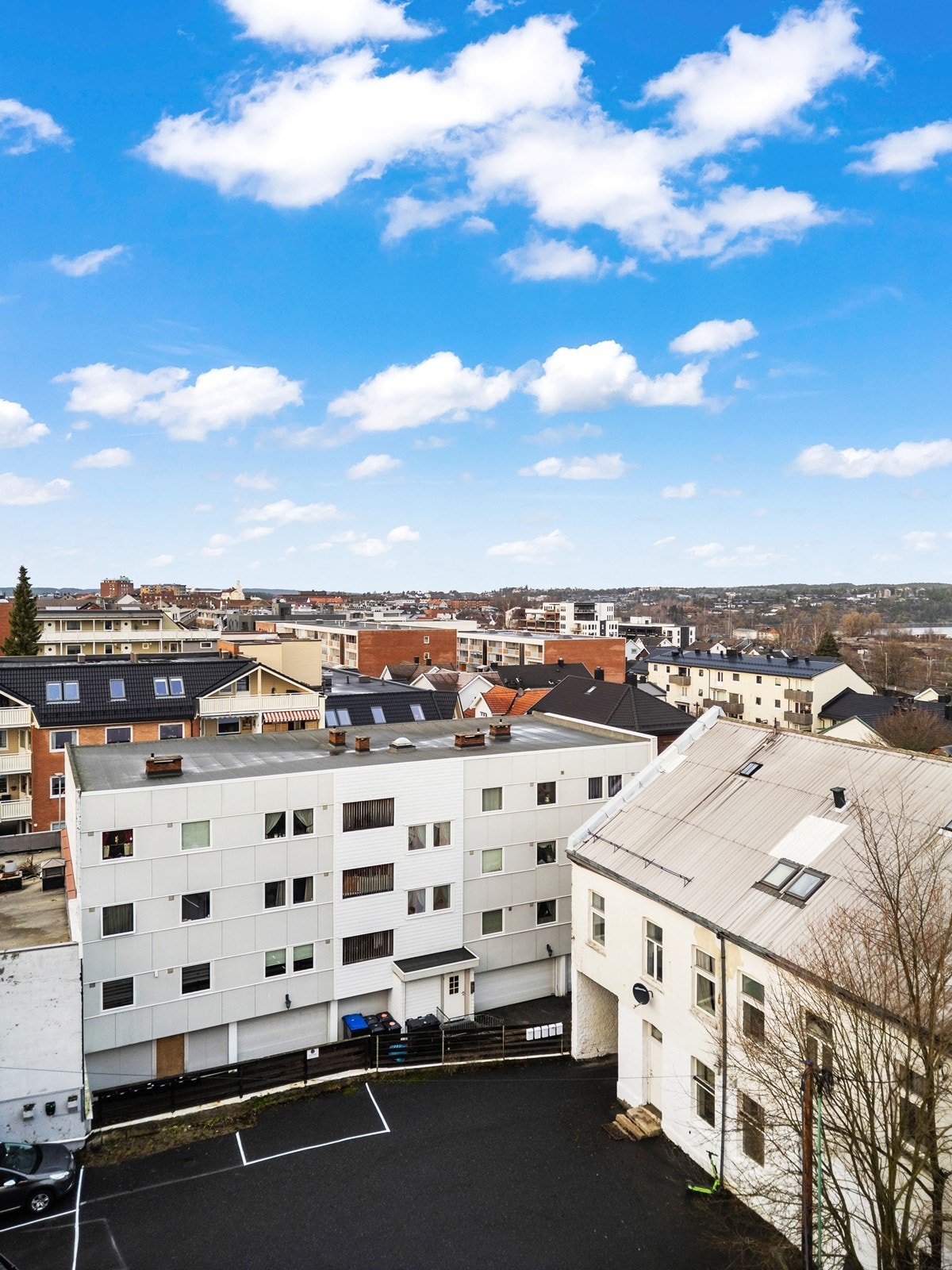 Leiligheten ligger i en boligblokk med fasadeplater og kledningsbord, oppført i 1976. Galleribilde