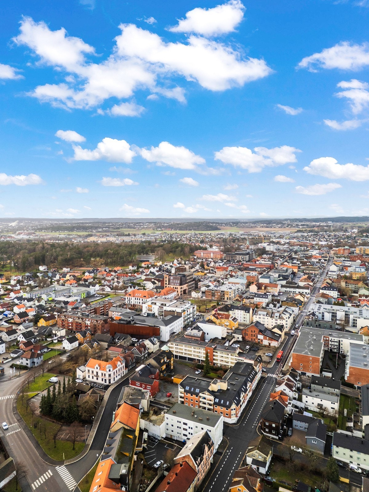 Oversikt over Sarpsborg sentrum med nærhet til offentlige transportmuligheter og grøntområder. Galleribilde