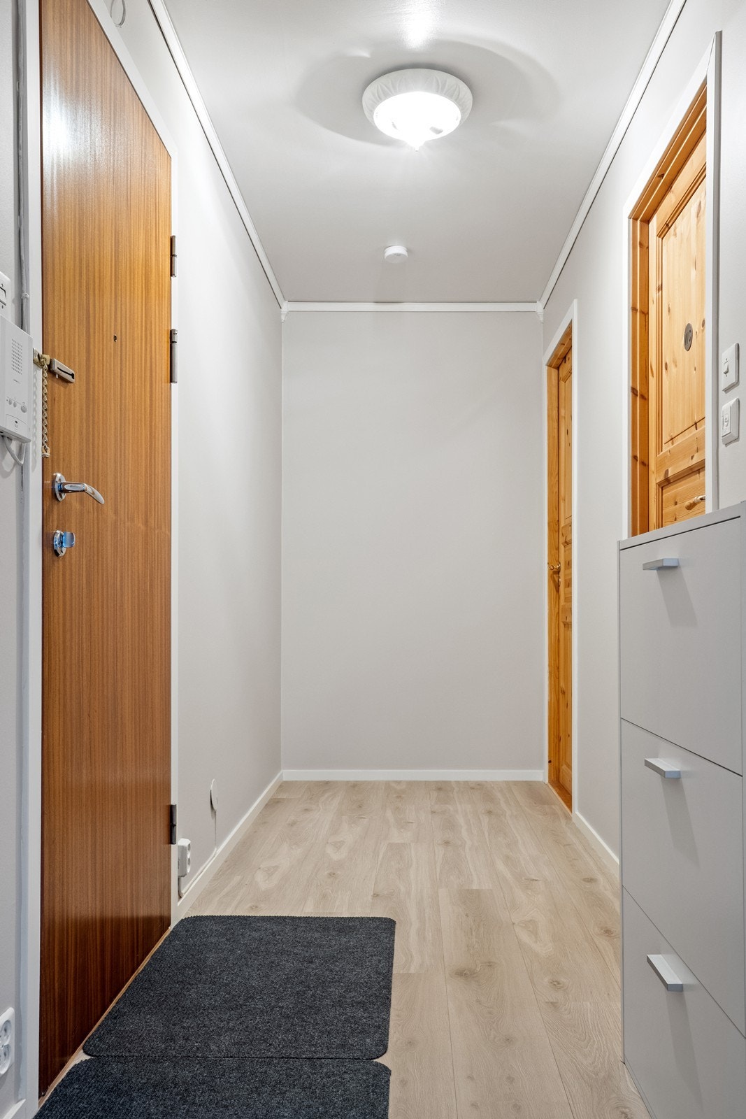 Laminatgulvet gir en moderne finish til entréen. Galleribilde