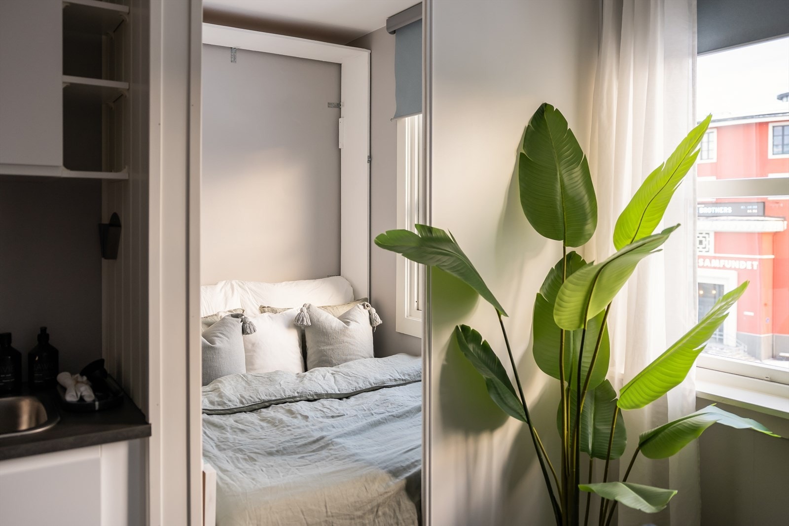 Innenfor stuen er det etablert en sovealkove på 3,5 m² med vindu. Galleribilde