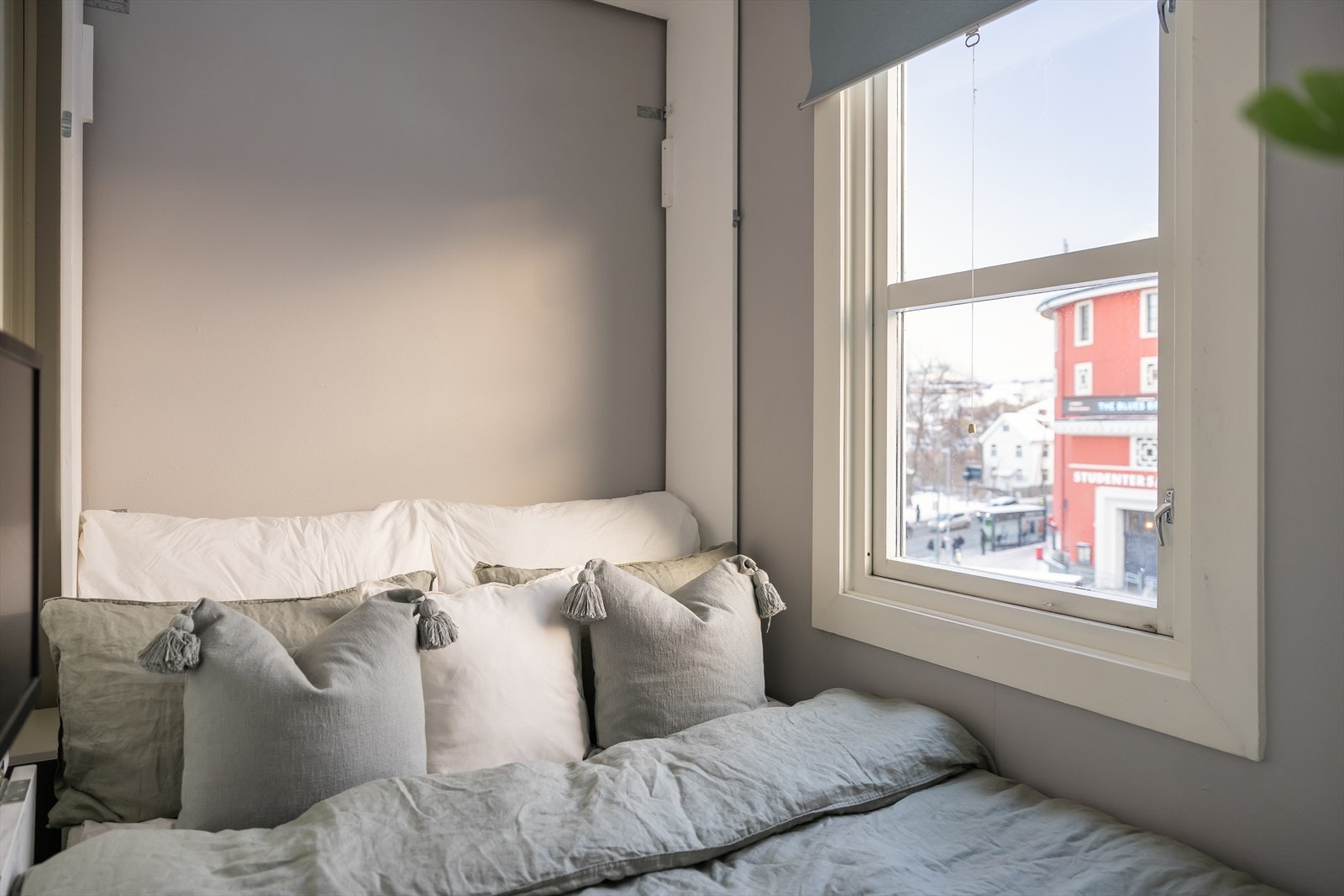 Sovealkoven er praktisk adskilt fra stuen med skyvedør. Den plassbygde sengen kan vippes opp, slik at rommet enkelt kan brukes som arbeidsplass med PC-benk og veggmontert skjerm. Sengen medfølger handelen. Galleribilde