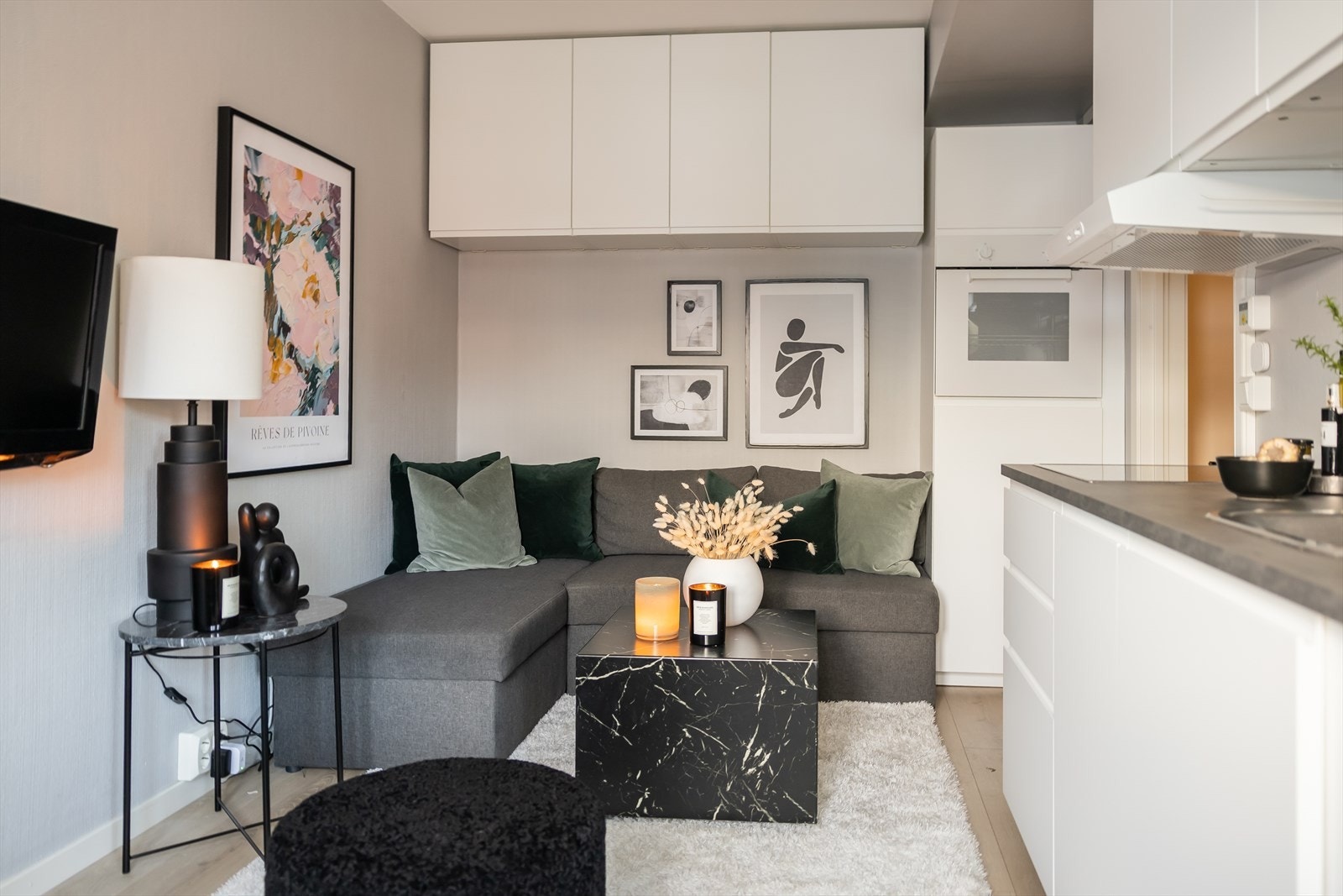 Det er mye inkludert i månedlige felleskostnader, som blant annet internett, kommunale avgifter, betjening av andel fellesgjeld og felles byggforsikring mm. Galleribilde