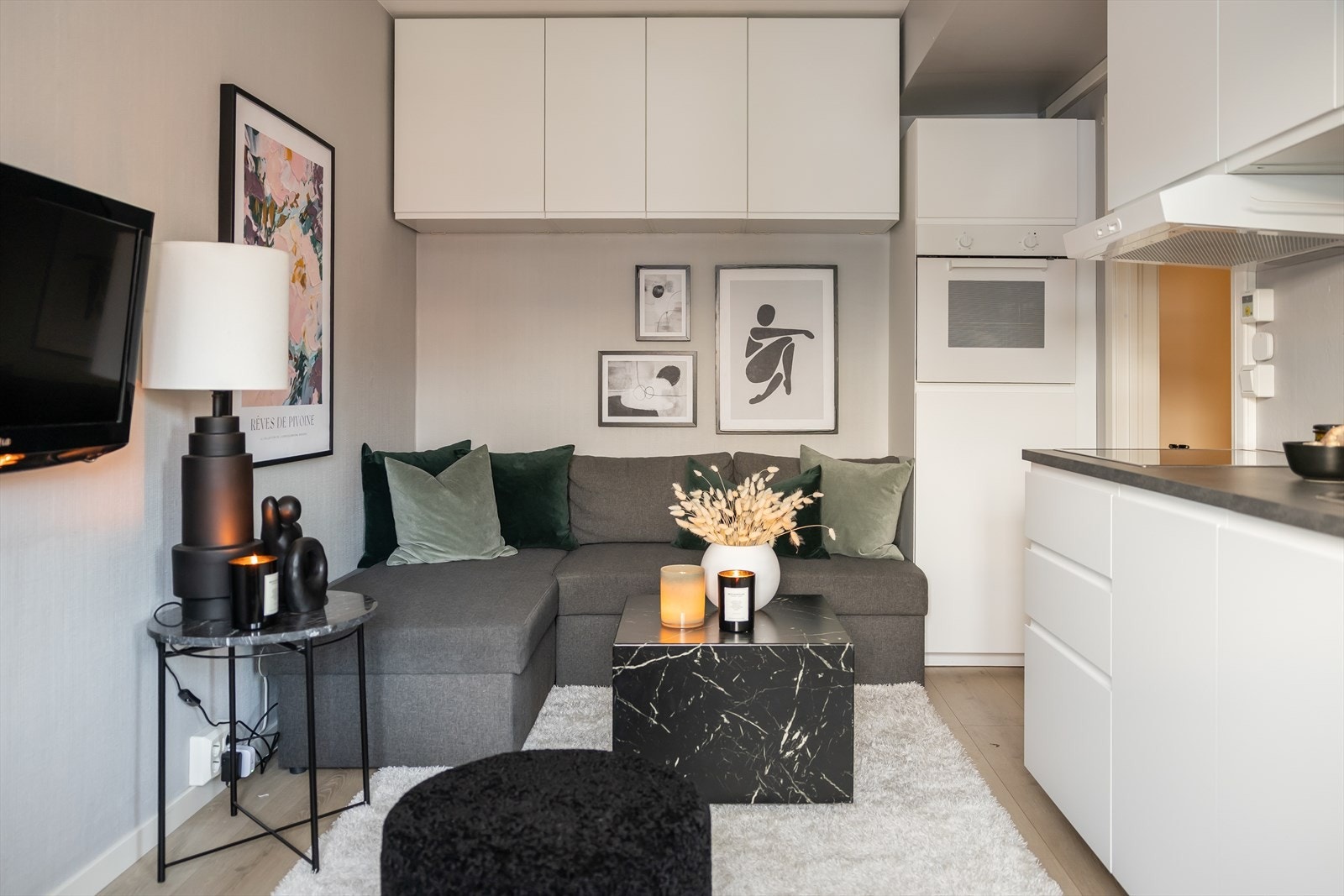 Plassbygde hyller for praktisk oppbevaring. Galleribilde